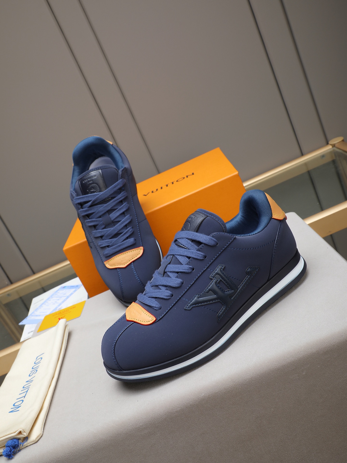 PP360 LV路易威登 L家驴牌Runner Tatic系列 厚底 休闲 运动鞋 跑鞋 原版购入开发 做货 本款 LV Runner Tatic 运动鞋融合网格面料和饰带等科技材质,演绎传统登山鞋的灵感启发.LV 字母抒写于一侧,快速系带系统的套索扣点缀 Monogram 花卉和路易威登标识,轻盈耐磨的橡胶外底完善整体 ▪️面料: 原版进口牛皮+网面 ▪️内里:原版定制透气网里 ▪️鞋底:原版开模防滑橡胶组合材质 ▪️ 男款38-44(45 46定做)