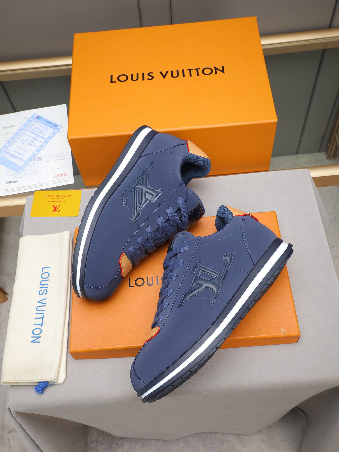 PP360 LV路易威登 L家驴牌Runner Tatic系列 厚底 休闲 运动鞋 跑鞋 原版购入开发 做货 本款 LV Runner Tatic 运动鞋融合网格面料和饰带等科技材质,演绎传统登山鞋的灵感启发.LV 字母抒写于一侧,快速系带系统的套索扣点缀 Monogram 花卉和路易威登标识,轻盈耐磨的橡胶外底完善整体 ▪️面料: 原版进口牛皮+网面 ▪️内里:原版定制透气网里 ▪️鞋底:原版开模防滑橡胶组合材质 ▪️ 男款38-44(45 46定做)