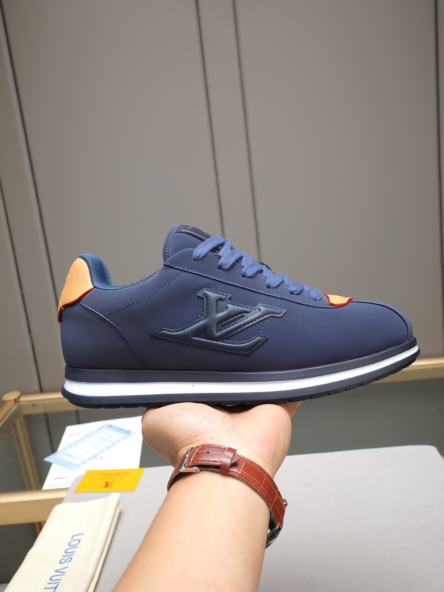 PP360 LV路易威登 L家驴牌Runner Tatic系列 厚底 休闲 运动鞋 跑鞋 原版购入开发 做货 本款 LV Runner Tatic 运动鞋融合网格面料和饰带等科技材质,演绎传统登山鞋的灵感启发.LV 字母抒写于一侧,快速系带系统的套索扣点缀 Monogram 花卉和路易威登标识,轻盈耐磨的橡胶外底完善整体 ▪️面料: 原版进口牛皮+网面 ▪️内里:原版定制透气网里 ▪️鞋底:原版开模防滑橡胶组合材质 ▪️ 男款38-44(45 46定做)