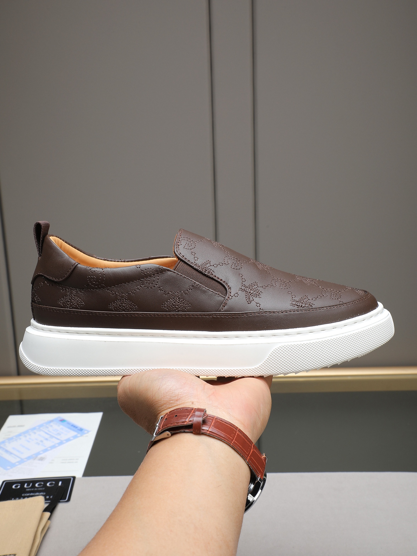 NO:639906,P [Toe set series] GUCCi - high-end boutique Size 38-44 (customized for 45) Gucci new product, first-layer cowhide embossed classic style harmoniously blends with contemporary fashion temperament, foam soles are light and flexible, and water-dyed cowhide pads!  [Taobao, Tmall, live broadcast preferred],,gucci,cowhide19860909P【套脚系列】GUCCi——高端精品 Size38-44(45定做) 古奇新品,头层牛皮压花经典风格与当代时尚气质和谐交融,发泡鞋底轻便灵活,水染牛皮垫！【淘宝,天猫,直播首选】,,gucci,cowhide,Men's shoes