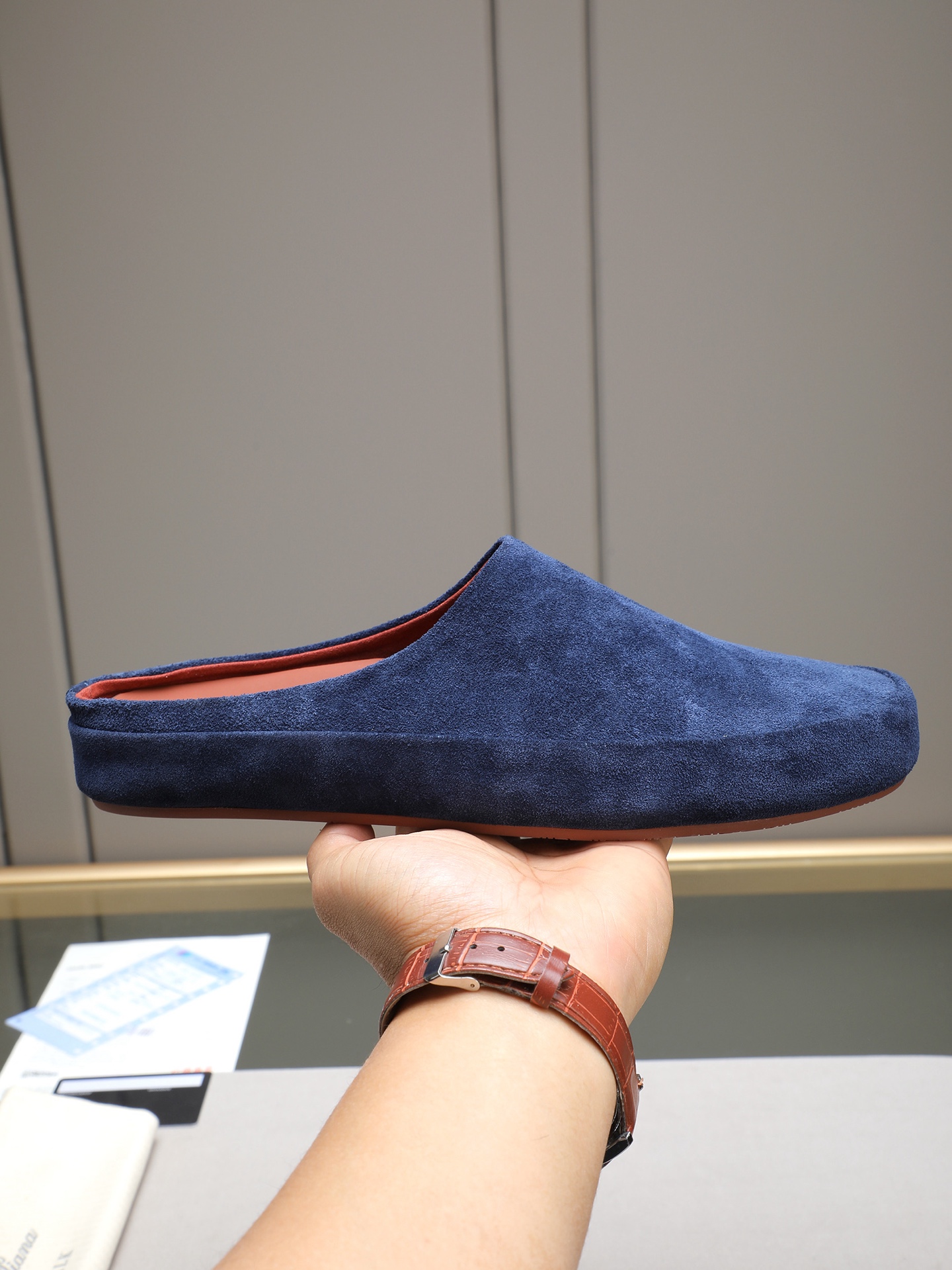 NO:639908,P Loro Piana 25/ Upgraded version of Loro Half Drag LP is Italy's top luxury brand. Low-key luxury design is consistent with solid colors. Simple, clever details, fresh and refined!  If you don’t want to hit the streets, you can check out this brand, Instagram, and Xiaohongshu. You can see this brand everywhere!  The original one-to-one customization with great attention to detail!  Top-grade sheepskin upper, imported water-dyed sheepskin lining, cowhide foot pads (made of genuine leather midsole), original wear-resistant high-elastic beef tendon sole, Size male 39-44 (39.45.46. Customized),,loro piana,loro piana,loafers,cowhide,sheepskin,sheep19860909P Loro Piana 乐悠翩雅 25/ 升级版本 乐福 半拖 LP是意大利顶级奢侈品牌 低调奢华 设计都是一贯纯色系 简单、细节巧妙、清新脱俗！ 不想满大街撞款的可以看看这个品牌、ins、小红书随处可见这个品牌的身影 ！原版一比一定制 细节处理很好！ 鞋面顶级羊猄皮 内里进口水染羊皮 垫脚牛皮垫脚（采用真皮中底制造） 大底原版耐磨高弹牛筋底 Size 男39-44 (39.45.46.定制）,,loro piana,loro piana,loafers,cowhide,sheepskin,sheep,Men's shoes