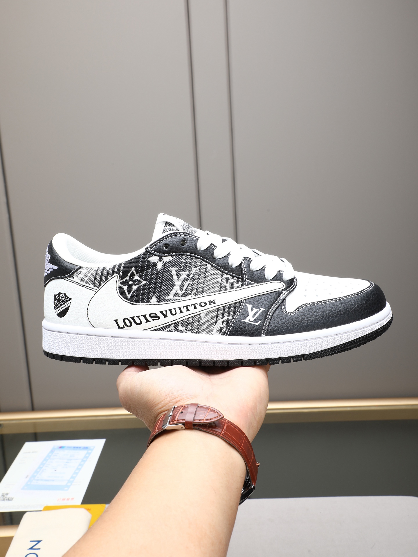 NO:729141,P Lv co-branded nike high-quality top crafts Louis Vuitton co-branded, counter synchronization, uppers imported from Italy, high-quality splicing colorful complex crafts, imported water-dyed cow lining soft and comfortable, original soles specially provided by the original factory, TPU exclusive movable molded soles super comfortable, original factory and single goods, welcome to compare, code number 39-44 (38 45 46 customized, women's models can also be customized), louis vuitton, louis  vuitton19860909P Lv联名nike 高品质 顶级工艺品 路易威登联名,专柜同步,鞋面意大利进口,高品质拼接缤纷色彩复杂工艺品,进口水染牛里垫柔软舒适,鞋底原厂特供原版底,TPU独家活动成型底超级舒适,原厂跟单货,欢迎对比,码数 39-44（38 45 46订做,女款也可定做）,,louis vuitton,louis vuitton,Men's shoes