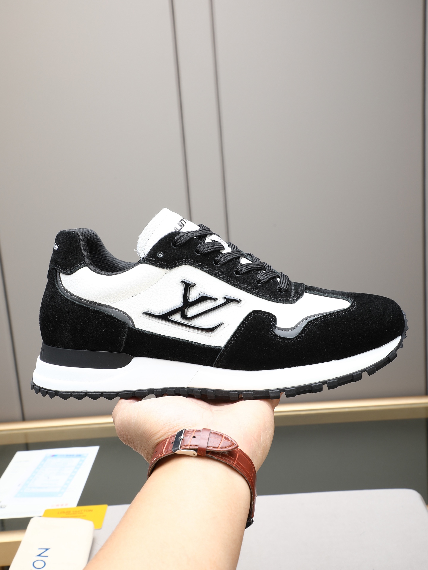 NO:680866,P Louis Vuitton LV Run men's sports shoes LV Run men's sports shoes are made of cowhide joints, low-key luxury. The tongue and heel are embellished with classic logos, full of layering. The rubber soles have strong grip and wear resistance, suitable for daily wear or light sports scenes, full of quality size39-44 (customized at 38.45.46),, louis vuitton, louis vuitton, sneakers, cowhide19860909P Louis Vuitton LV Run 男士运动鞋LV Run男士运动鞋采用牛皮接接,低调奢华.鞋舌和后跟经典logo点缀,层次感满满.橡胶鞋底抓地力强且耐磨,适合日常穿搭或轻运动场景,品质感十足size39-44（38.45.46定做）,,louis vuitton,louis vuitton,sneakers,cowhide,Men's shoes