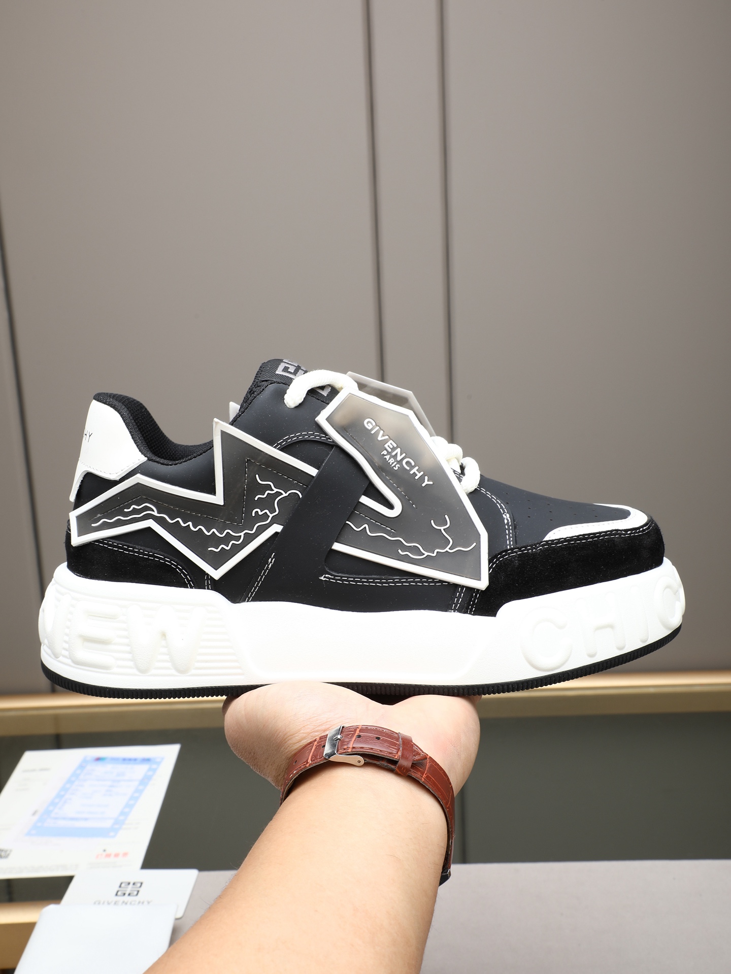 NO:680869,P GIVENCHY RUNNER men's low-top jogging sneakers, new design, handsome and stylish on the foot, enhance aura, thick round shoelace design high-end and elegant!  The Jijia LOGO is on the side, the tongue is embellished with 4G LOGO silk screen printing, the white comfortable thick sole is matched with primary color support, and the bottom of the sole is fully decorated with 4G Logo!  Size 38/39/40/41/42/43/44 (45 customized),,givenchy,sneakers19860909P GIVENCHY 纪凡希RUNNER男士低帮慢跑运动鞋,新品设计,上脚效果帅气有型,提升气场,粗圆鞋带设计高端大气！侧纪家LOGO,鞋舌点缀4G LOGO丝印,白色舒适厚底,搭配原色支撑 鞋底下方满饰4G Logo！ 尺码38/39/40/41/42/43/44（45订做）,,givenchy,sneakers,Men's shoes