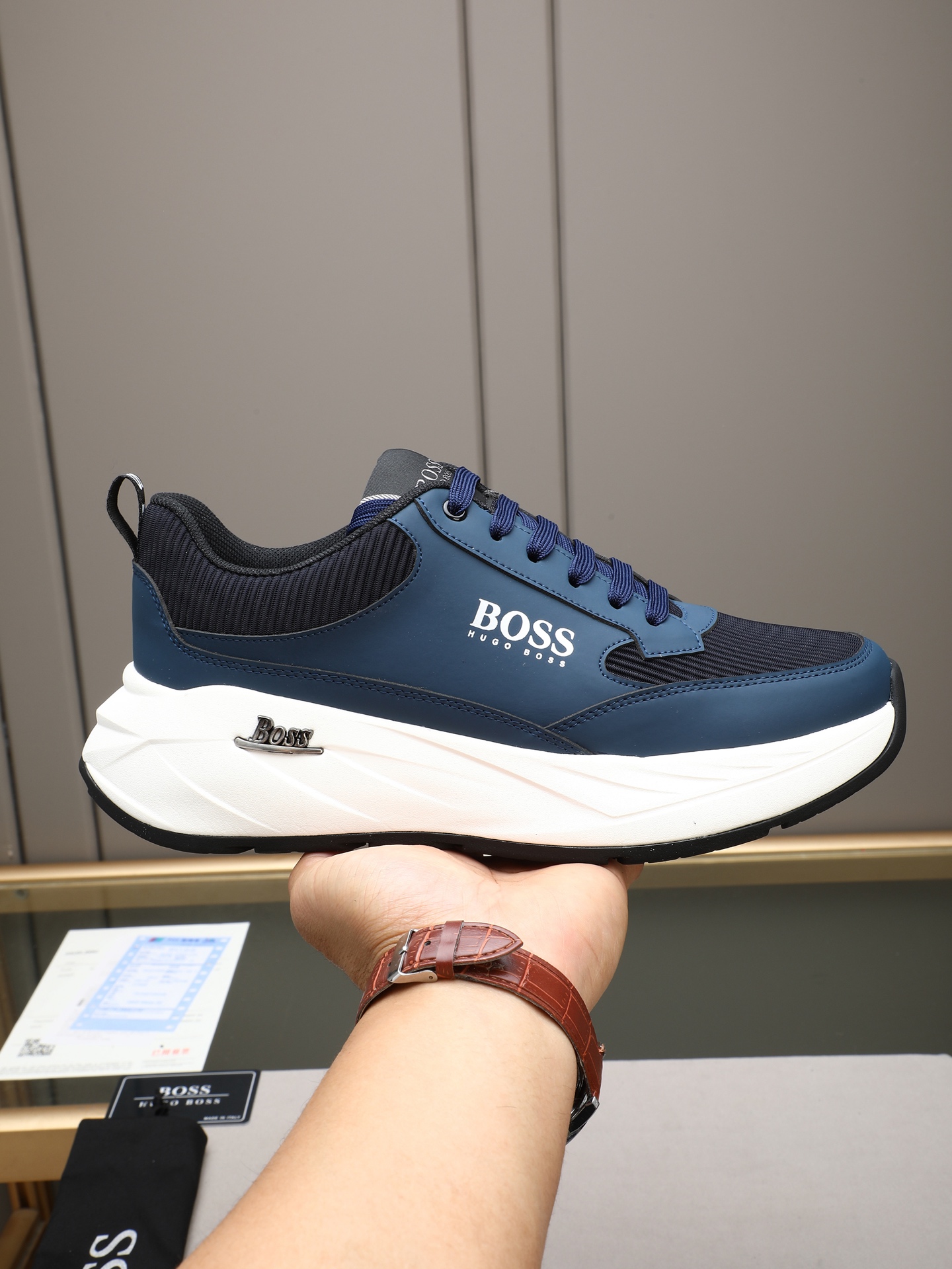 NO:680904,P The latest Boss men's casual sports shoes, the first layer of cowhide is spliced, the pure cotton breathable mesh is not stuffy on the feet, the upper foot is soft and comfortable, and the TPU outsole feels light on the feet!  Size38-44(45 customized),,sneakers,cowhide19860909P 最新Boss男士休闲运动鞋,头层牛皮接拼,纯棉透气网里不闷脚 上脚柔软舒适 TPU大底脚感轻便！ Size38-44(45 定做),,sneakers,cowhide,Men's shoes