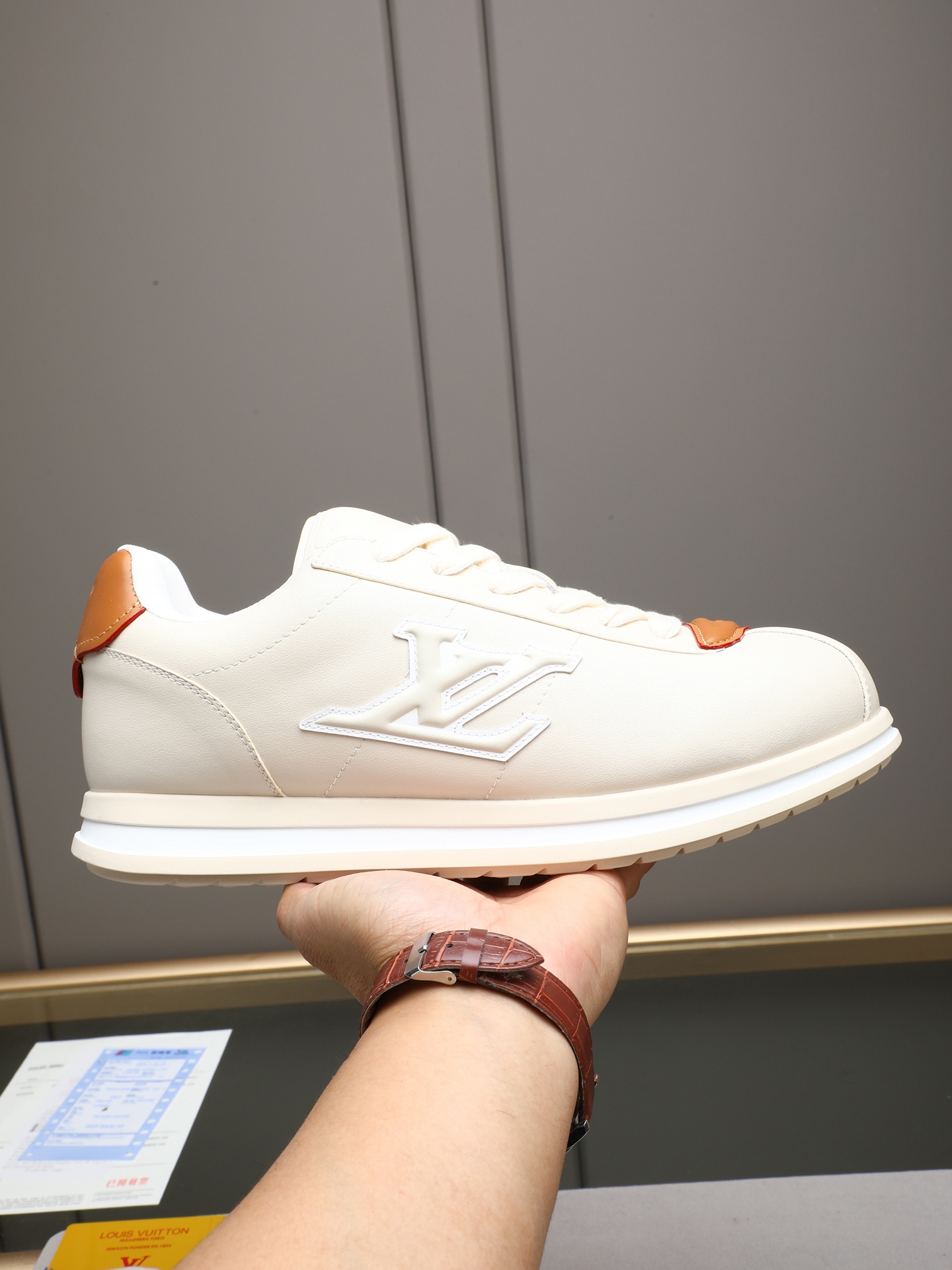 PP360 LV路易威登 L家驴牌Runner Tatic系列 厚底 休闲 运动鞋 跑鞋 原版购入开发 做货 本款 LV Runner Tatic 运动鞋融合网格面料和饰带等科技材质,演绎传统登山鞋的灵感启发.LV 字母抒写于一侧,快速系带系统的套索扣点缀 Monogram 花卉和路易威登标识,轻盈耐磨的橡胶外底完善整体 ▪️面料: 原版进口牛皮+网面 ▪️内里:原版定制透气网里 ▪️鞋底:原版开模防滑橡胶组合材质 ▪️ 男款38-44(45 46定做)