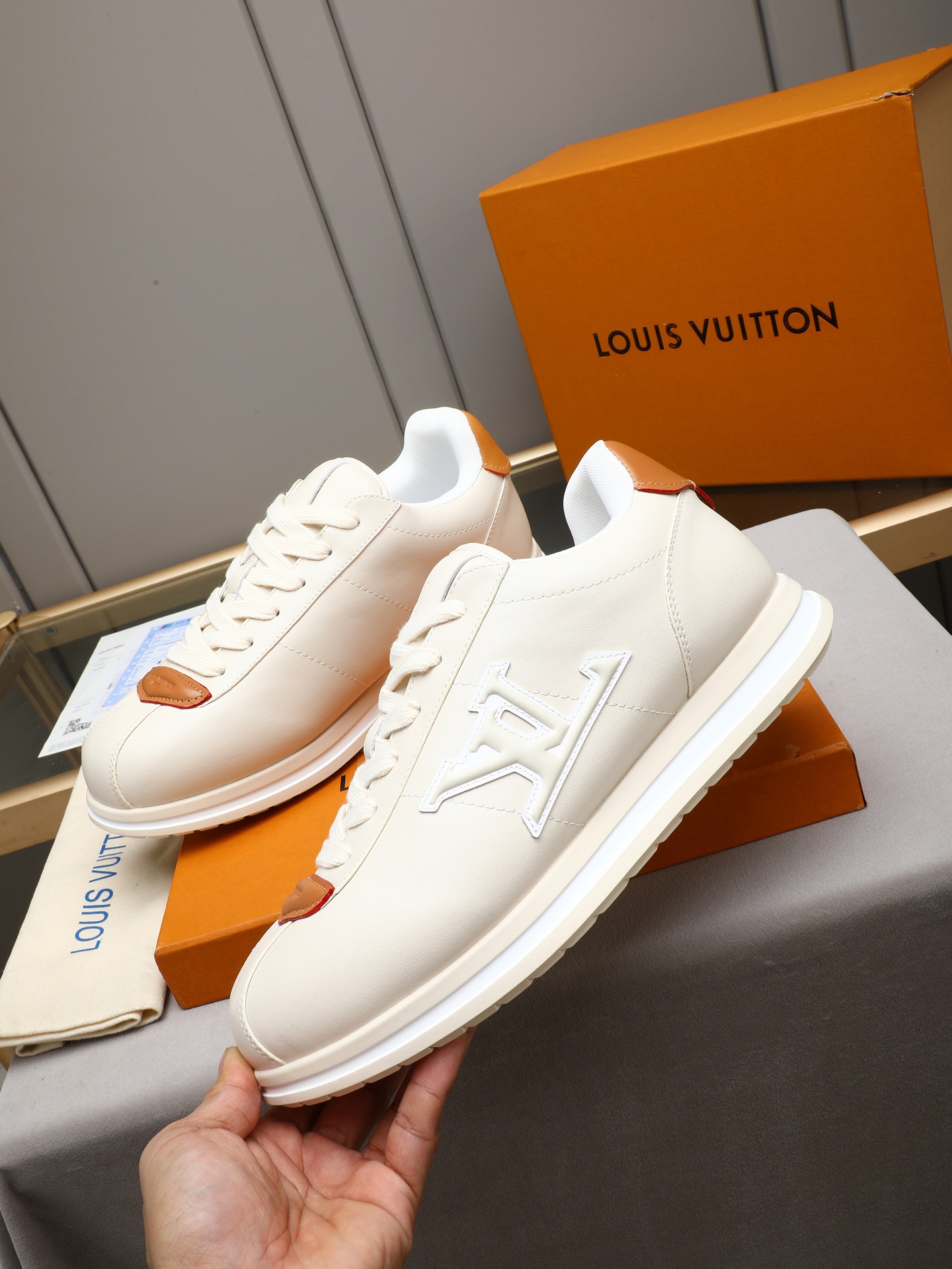 PP360 LV路易威登 L家驴牌Runner Tatic系列 厚底 休闲 运动鞋 跑鞋 原版购入开发 做货 本款 LV Runner Tatic 运动鞋融合网格面料和饰带等科技材质,演绎传统登山鞋的灵感启发.LV 字母抒写于一侧,快速系带系统的套索扣点缀 Monogram 花卉和路易威登标识,轻盈耐磨的橡胶外底完善整体 ▪️面料: 原版进口牛皮+网面 ▪️内里:原版定制透气网里 ▪️鞋底:原版开模防滑橡胶组合材质 ▪️ 男款38-44(45 46定做)