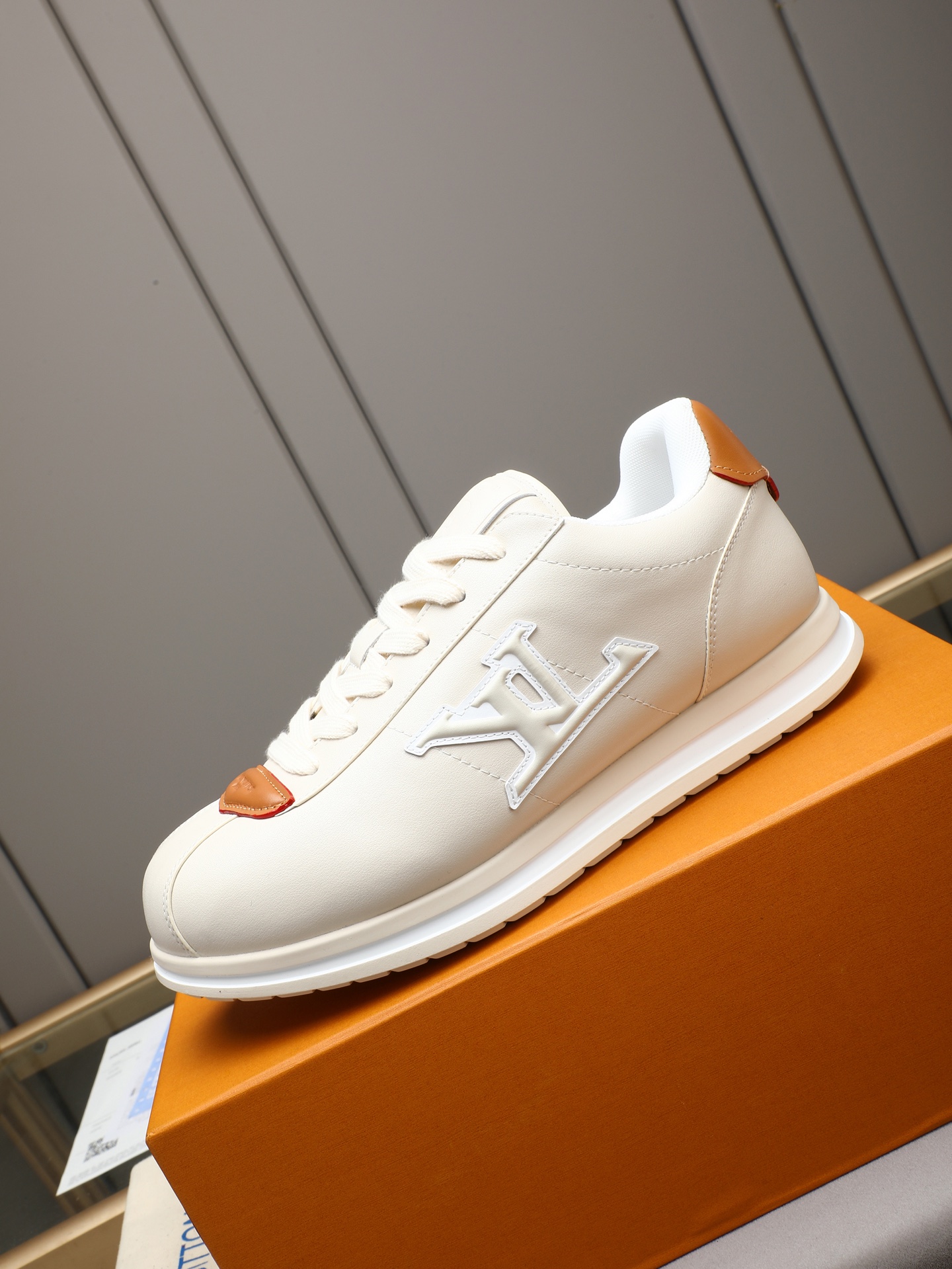 PP360 LV路易威登 L家驴牌Runner Tatic系列 厚底 休闲 运动鞋 跑鞋 原版购入开发 做货 本款 LV Runner Tatic 运动鞋融合网格面料和饰带等科技材质,演绎传统登山鞋的灵感启发.LV 字母抒写于一侧,快速系带系统的套索扣点缀 Monogram 花卉和路易威登标识,轻盈耐磨的橡胶外底完善整体 ▪️面料: 原版进口牛皮+网面 ▪️内里:原版定制透气网里 ▪️鞋底:原版开模防滑橡胶组合材质 ▪️ 男款38-44(45 46定做)