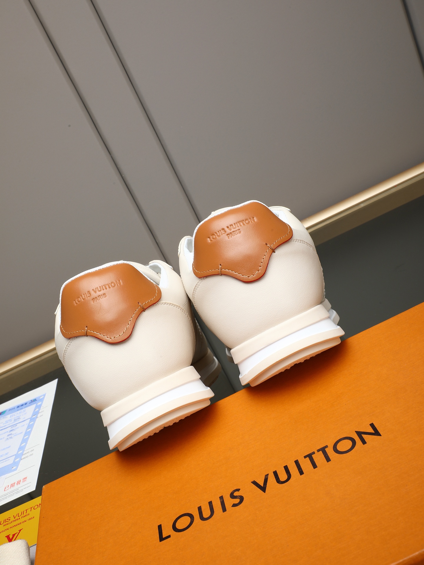 PP360 LV路易威登 L家驴牌Runner Tatic系列 厚底 休闲 运动鞋 跑鞋 原版购入开发 做货 本款 LV Runner Tatic 运动鞋融合网格面料和饰带等科技材质,演绎传统登山鞋的灵感启发.LV 字母抒写于一侧,快速系带系统的套索扣点缀 Monogram 花卉和路易威登标识,轻盈耐磨的橡胶外底完善整体 ▪️面料: 原版进口牛皮+网面 ▪️内里:原版定制透气网里 ▪️鞋底:原版开模防滑橡胶组合材质 ▪️ 男款38-44(45 46定做)