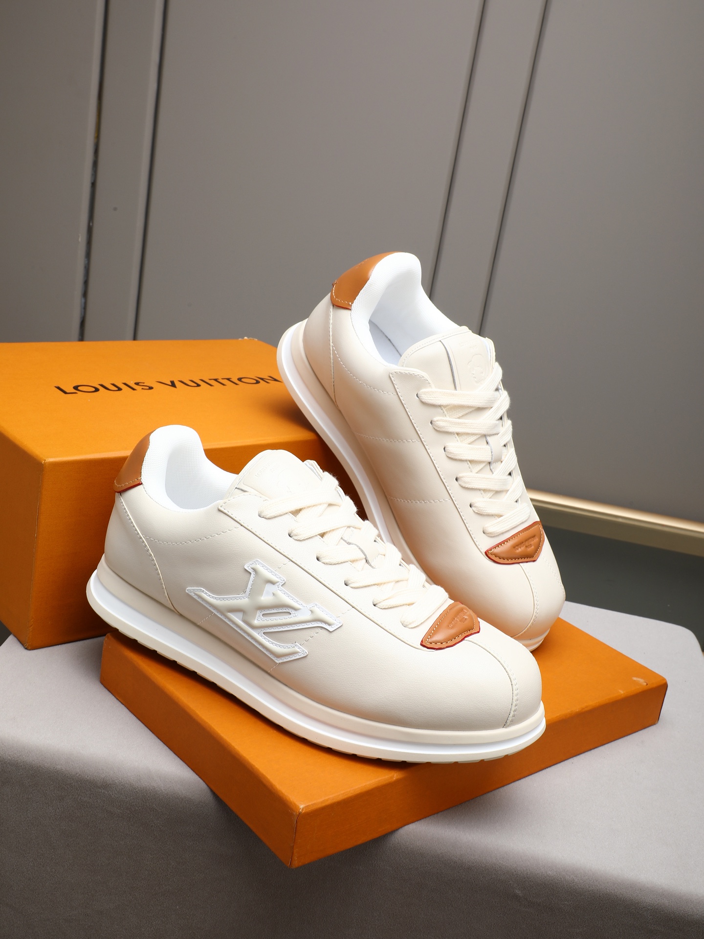 PP360 LV路易威登 L家驴牌Runner Tatic系列 厚底 休闲 运动鞋 跑鞋 原版购入开发 做货 本款 LV Runner Tatic 运动鞋融合网格面料和饰带等科技材质,演绎传统登山鞋的灵感启发.LV 字母抒写于一侧,快速系带系统的套索扣点缀 Monogram 花卉和路易威登标识,轻盈耐磨的橡胶外底完善整体 ▪️面料: 原版进口牛皮+网面 ▪️内里:原版定制透气网里 ▪️鞋底:原版开模防滑橡胶组合材质 ▪️ 男款38-44(45 46定做)