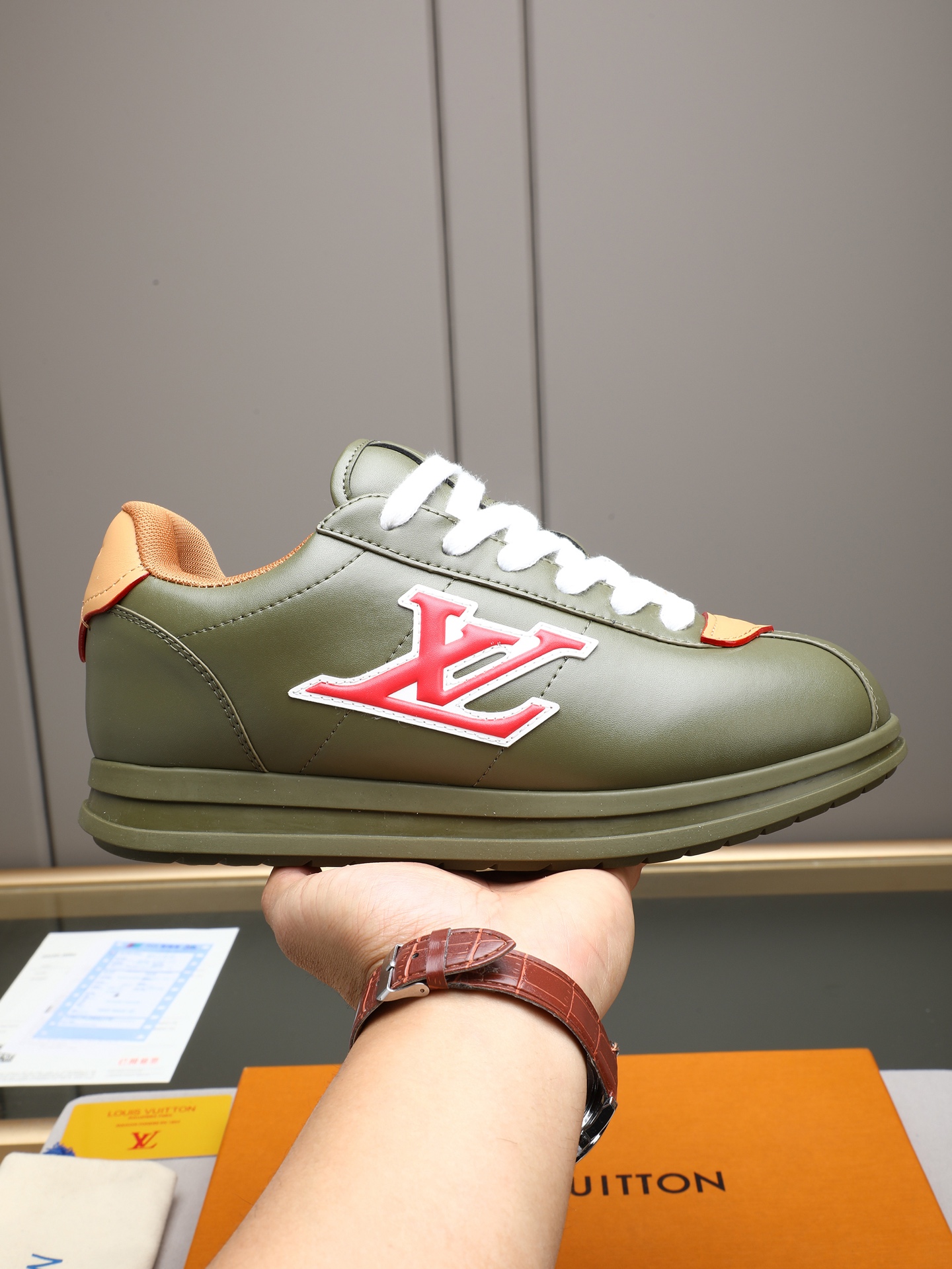 PP360 LV路易威登 L家驴牌Runner Tatic系列 厚底 休闲 运动鞋 跑鞋 原版购入开发 做货 本款 LV Runner Tatic 运动鞋融合网格面料和饰带等科技材质,演绎传统登山鞋的灵感启发.LV 字母抒写于一侧,快速系带系统的套索扣点缀 Monogram 花卉和路易威登标识,轻盈耐磨的橡胶外底完善整体 ▪️面料: 原版进口牛皮+网面 ▪️内里:原版定制透气网里 ▪️鞋底:原版开模防滑橡胶组合材质 ▪️ 男款38-44(45 46定做)