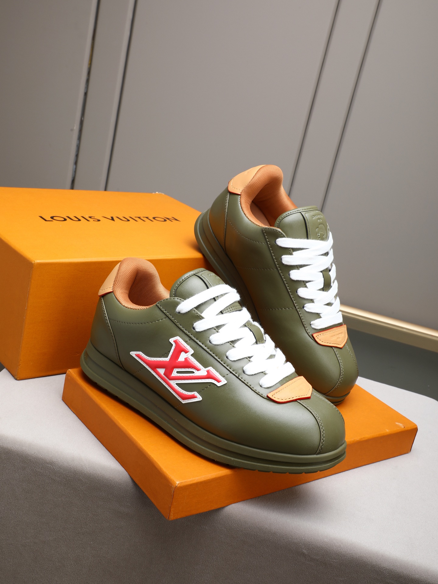 PP360 LV路易威登 L家驴牌Runner Tatic系列 厚底 休闲 运动鞋 跑鞋 原版购入开发 做货 本款 LV Runner Tatic 运动鞋融合网格面料和饰带等科技材质,演绎传统登山鞋的灵感启发.LV 字母抒写于一侧,快速系带系统的套索扣点缀 Monogram 花卉和路易威登标识,轻盈耐磨的橡胶外底完善整体 ▪️面料: 原版进口牛皮+网面 ▪️内里:原版定制透气网里 ▪️鞋底:原版开模防滑橡胶组合材质 ▪️ 男款38-44(45 46定做)