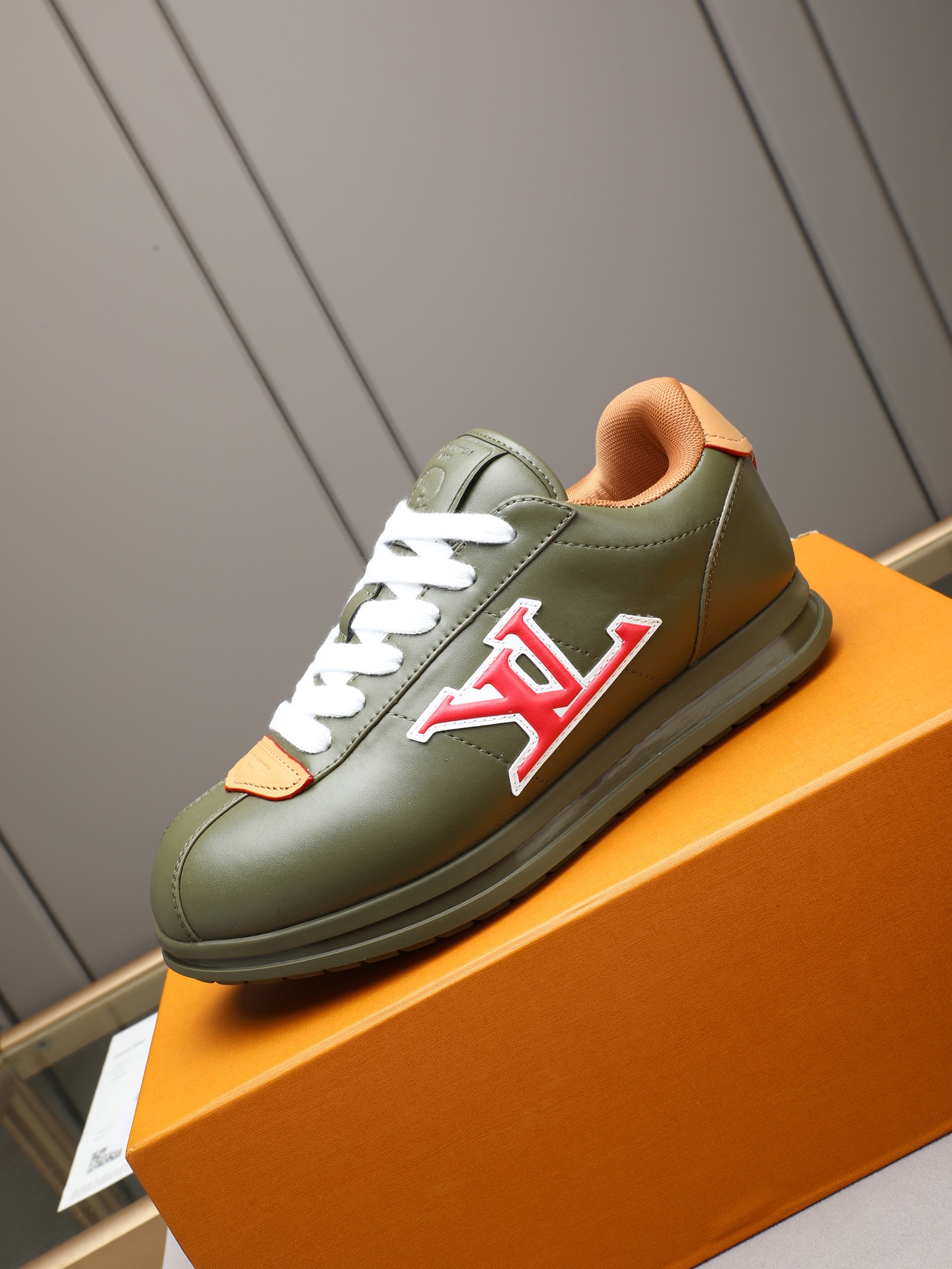 PP360 LV路易威登 L家驴牌Runner Tatic系列 厚底 休闲 运动鞋 跑鞋 原版购入开发 做货 本款 LV Runner Tatic 运动鞋融合网格面料和饰带等科技材质,演绎传统登山鞋的灵感启发.LV 字母抒写于一侧,快速系带系统的套索扣点缀 Monogram 花卉和路易威登标识,轻盈耐磨的橡胶外底完善整体 ▪️面料: 原版进口牛皮+网面 ▪️内里:原版定制透气网里 ▪️鞋底:原版开模防滑橡胶组合材质 ▪️ 男款38-44(45 46定做)