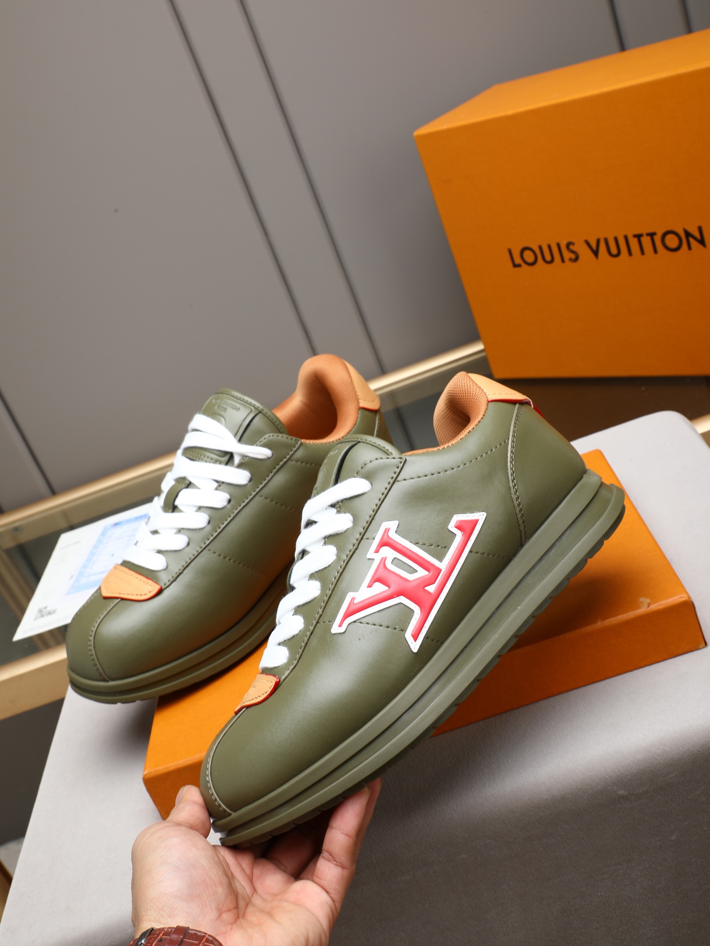 PP360 LV路易威登 L家驴牌Runner Tatic系列 厚底 休闲 运动鞋 跑鞋 原版购入开发 做货 本款 LV Runner Tatic 运动鞋融合网格面料和饰带等科技材质,演绎传统登山鞋的灵感启发.LV 字母抒写于一侧,快速系带系统的套索扣点缀 Monogram 花卉和路易威登标识,轻盈耐磨的橡胶外底完善整体 ▪️面料: 原版进口牛皮+网面 ▪️内里:原版定制透气网里 ▪️鞋底:原版开模防滑橡胶组合材质 ▪️ 男款38-44(45 46定做)