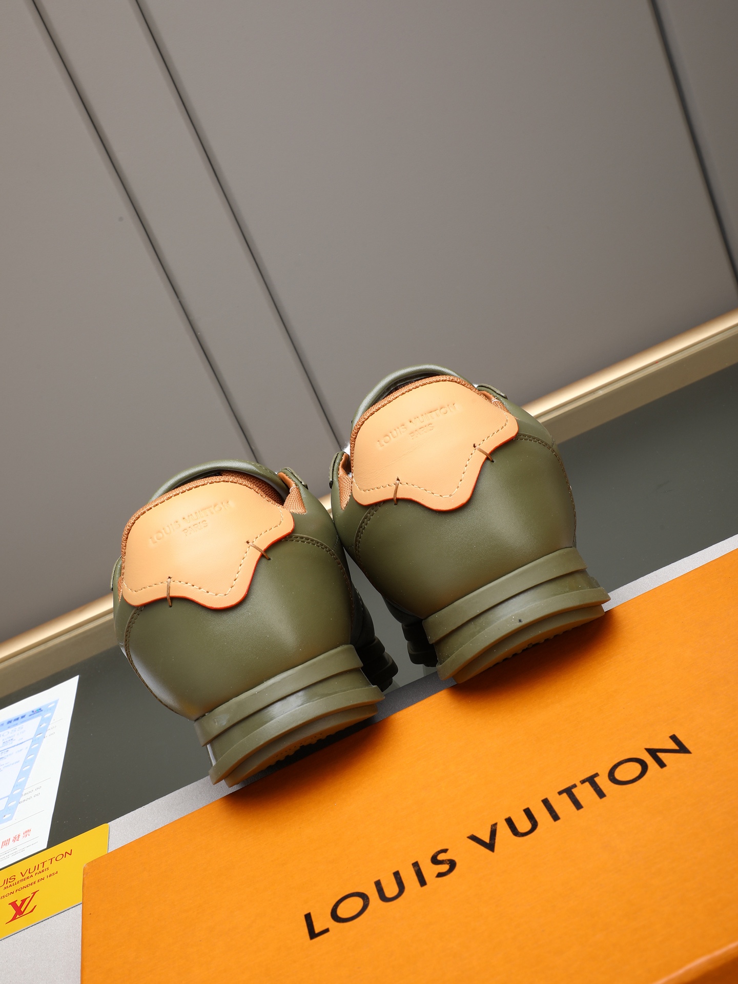 PP360 LV路易威登 L家驴牌Runner Tatic系列 厚底 休闲 运动鞋 跑鞋 原版购入开发 做货 本款 LV Runner Tatic 运动鞋融合网格面料和饰带等科技材质,演绎传统登山鞋的灵感启发.LV 字母抒写于一侧,快速系带系统的套索扣点缀 Monogram 花卉和路易威登标识,轻盈耐磨的橡胶外底完善整体 ▪️面料: 原版进口牛皮+网面 ▪️内里:原版定制透气网里 ▪️鞋底:原版开模防滑橡胶组合材质 ▪️ 男款38-44(45 46定做)