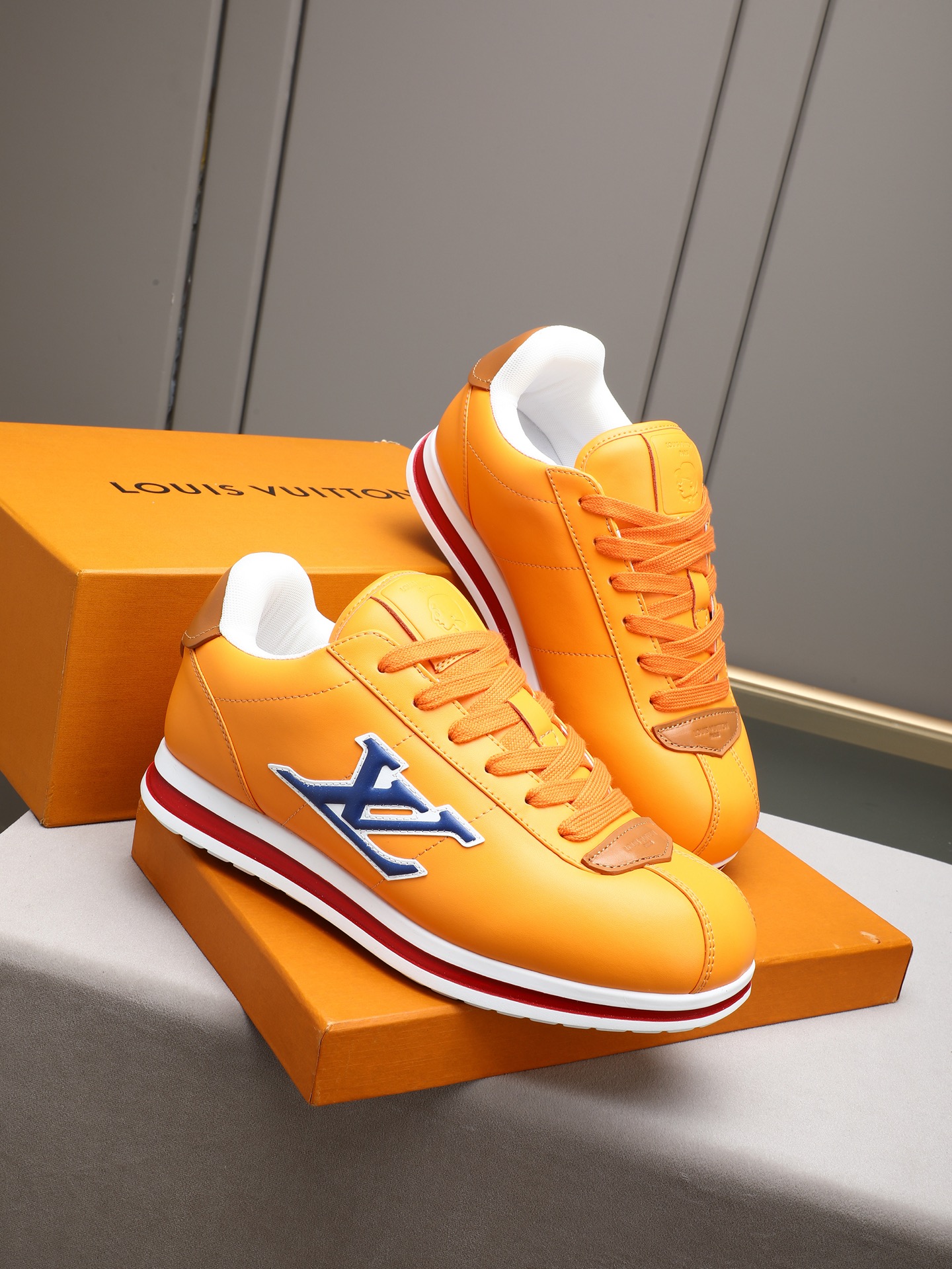 PP360 LV路易威登 L家驴牌Runner Tatic系列 厚底 休闲 运动鞋 跑鞋 原版购入开发 做货 本款 LV Runner Tatic 运动鞋融合网格面料和饰带等科技材质,演绎传统登山鞋的灵感启发.LV 字母抒写于一侧,快速系带系统的套索扣点缀 Monogram 花卉和路易威登标识,轻盈耐磨的橡胶外底完善整体 ▪️面料: 原版进口牛皮+网面 ▪️内里:原版定制透气网里 ▪️鞋底:原版开模防滑橡胶组合材质 ▪️ 男款38-44(45 46定做)