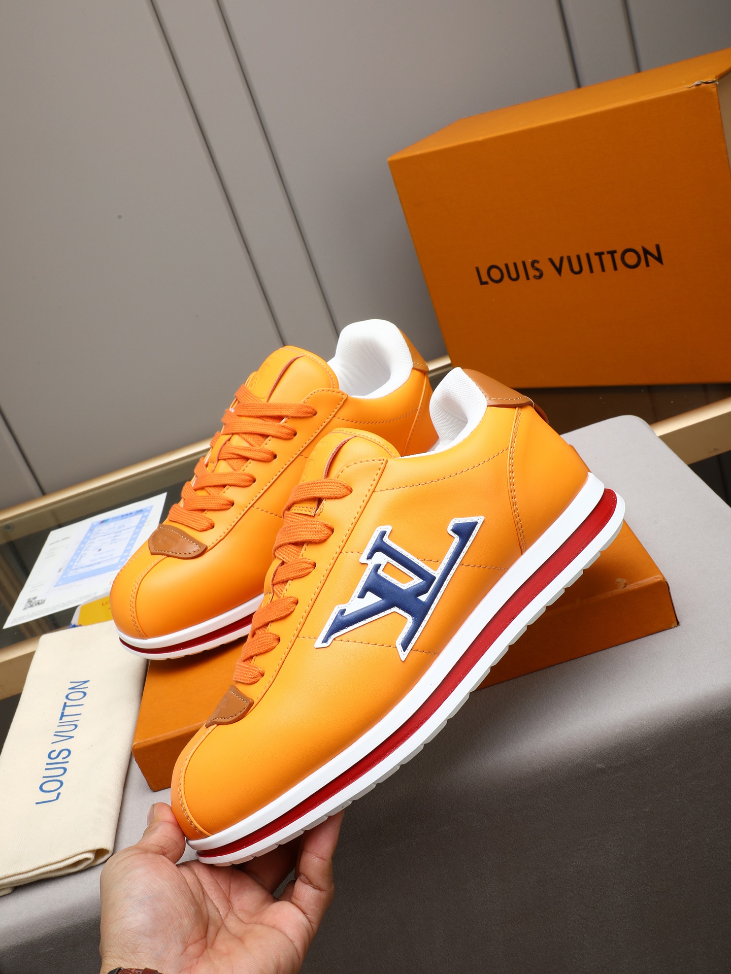 PP360 LV路易威登 L家驴牌Runner Tatic系列 厚底 休闲 运动鞋 跑鞋 原版购入开发 做货 本款 LV Runner Tatic 运动鞋融合网格面料和饰带等科技材质,演绎传统登山鞋的灵感启发.LV 字母抒写于一侧,快速系带系统的套索扣点缀 Monogram 花卉和路易威登标识,轻盈耐磨的橡胶外底完善整体 ▪️面料: 原版进口牛皮+网面 ▪️内里:原版定制透气网里 ▪️鞋底:原版开模防滑橡胶组合材质 ▪️ 男款38-44(45 46定做)