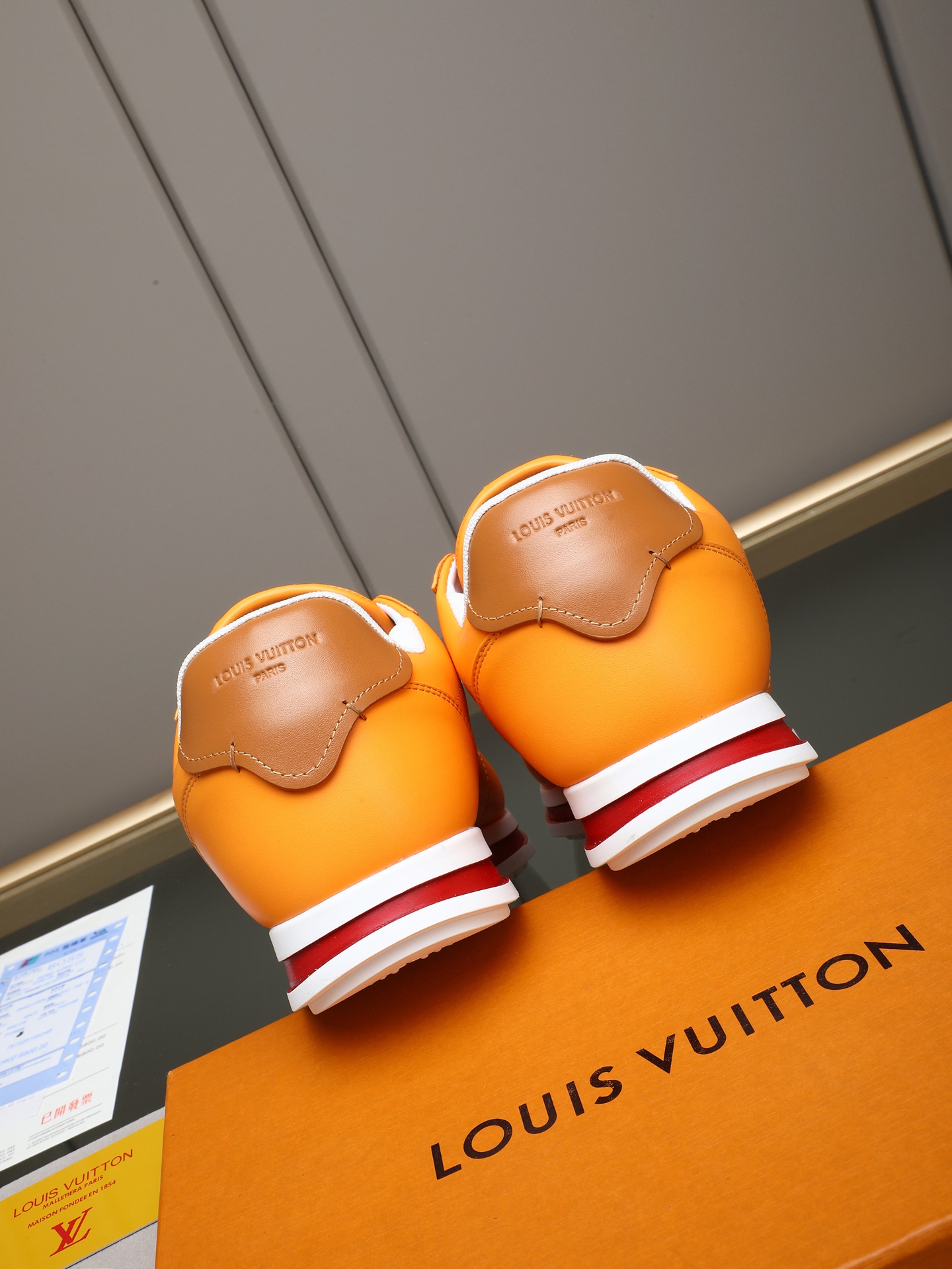 PP360 LV路易威登 L家驴牌Runner Tatic系列 厚底 休闲 运动鞋 跑鞋 原版购入开发 做货 本款 LV Runner Tatic 运动鞋融合网格面料和饰带等科技材质,演绎传统登山鞋的灵感启发.LV 字母抒写于一侧,快速系带系统的套索扣点缀 Monogram 花卉和路易威登标识,轻盈耐磨的橡胶外底完善整体 ▪️面料: 原版进口牛皮+网面 ▪️内里:原版定制透气网里 ▪️鞋底:原版开模防滑橡胶组合材质 ▪️ 男款38-44(45 46定做)