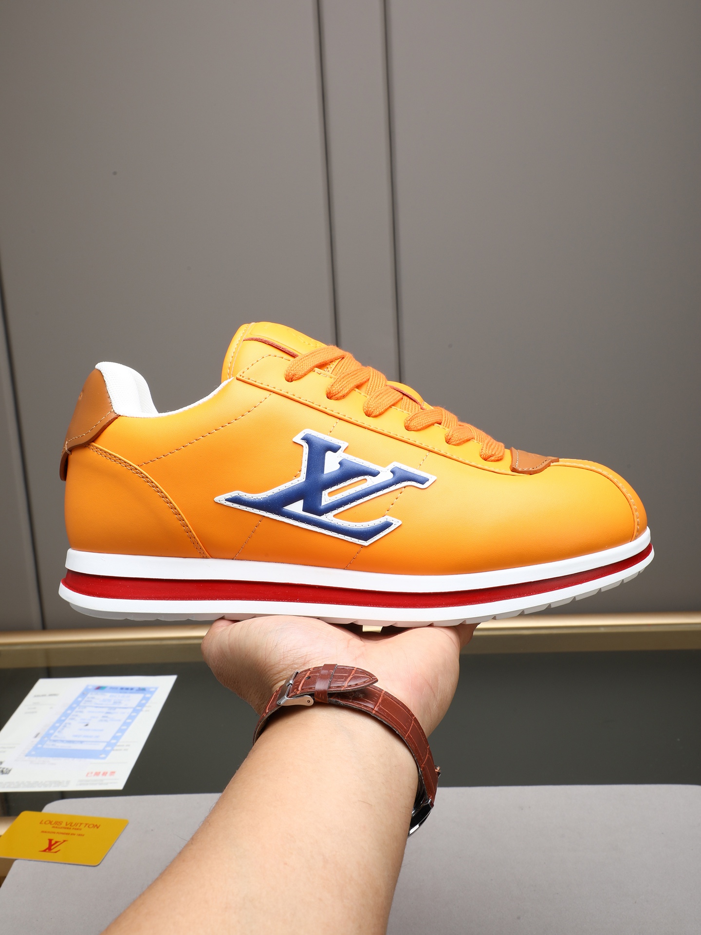 PP360 LV路易威登 L家驴牌Runner Tatic系列 厚底 休闲 运动鞋 跑鞋 原版购入开发 做货 本款 LV Runner Tatic 运动鞋融合网格面料和饰带等科技材质,演绎传统登山鞋的灵感启发.LV 字母抒写于一侧,快速系带系统的套索扣点缀 Monogram 花卉和路易威登标识,轻盈耐磨的橡胶外底完善整体 ▪️面料: 原版进口牛皮+网面 ▪️内里:原版定制透气网里 ▪️鞋底:原版开模防滑橡胶组合材质 ▪️ 男款38-44(45 46定做)