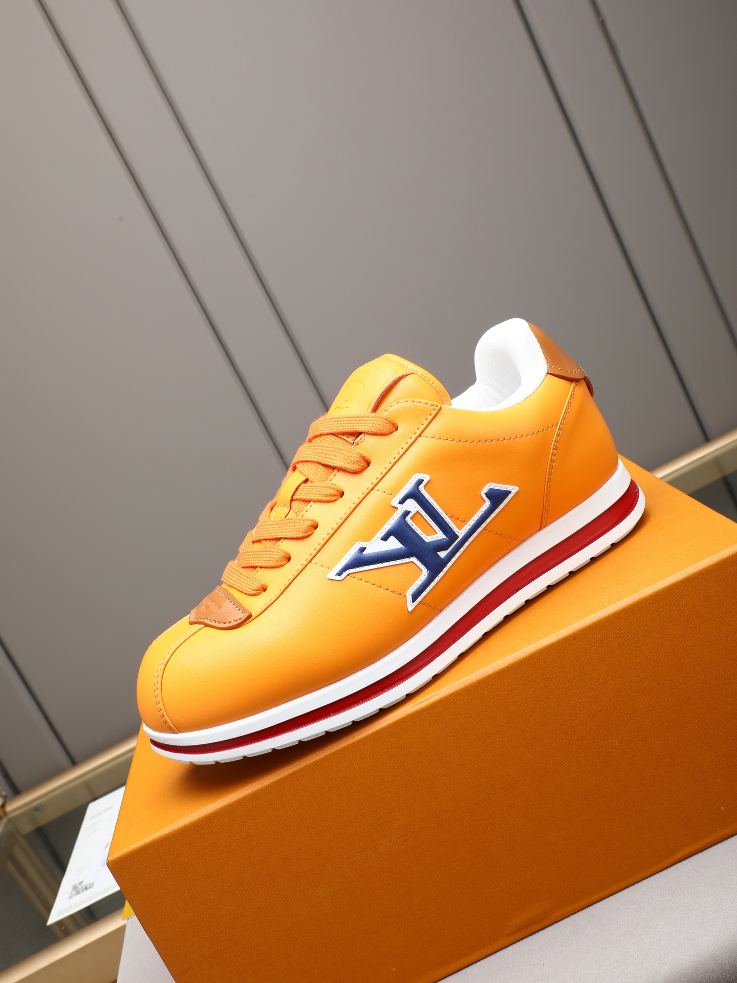 PP360 LV路易威登 L家驴牌Runner Tatic系列 厚底 休闲 运动鞋 跑鞋 原版购入开发 做货 本款 LV Runner Tatic 运动鞋融合网格面料和饰带等科技材质,演绎传统登山鞋的灵感启发.LV 字母抒写于一侧,快速系带系统的套索扣点缀 Monogram 花卉和路易威登标识,轻盈耐磨的橡胶外底完善整体 ▪️面料: 原版进口牛皮+网面 ▪️内里:原版定制透气网里 ▪️鞋底:原版开模防滑橡胶组合材质 ▪️ 男款38-44(45 46定做)