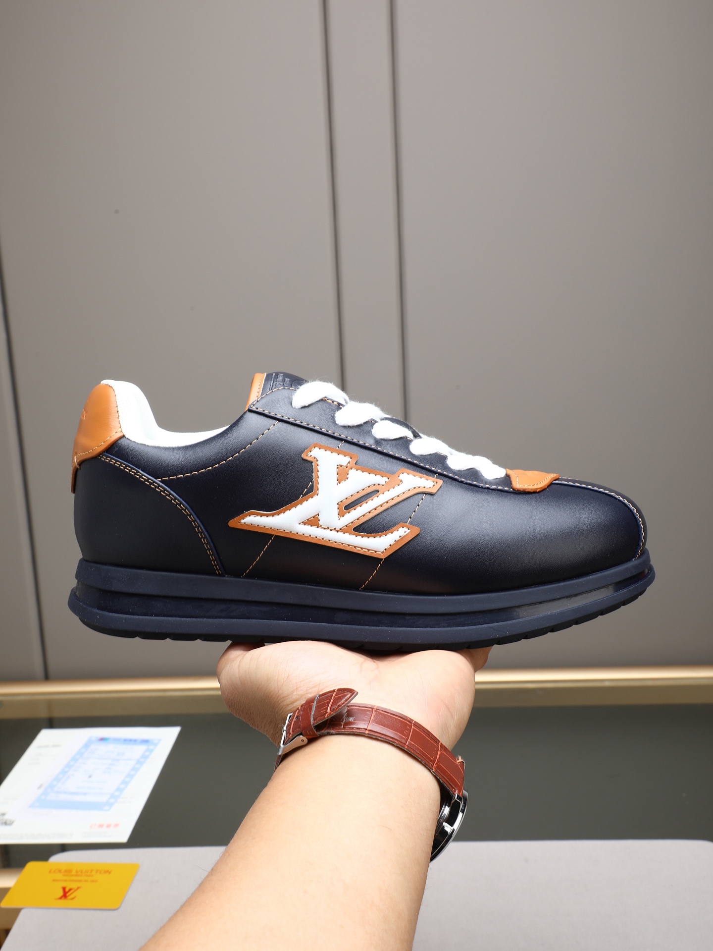 PP360  LV路易威登 L家驴牌Runner Tatic系列 厚底 休闲 运动鞋 跑鞋
原版购入开发 做货 本款 LV Runner Tatic 运动鞋融合网格面料和饰带等科技材质，演绎传统登山鞋的灵感启发。LV 字母抒写于一侧，快速系带系统的套索扣点缀 Monogram 花卉和路易威登标识，轻盈耐磨的橡胶外底完善整体
▪️面料:   原版进口牛皮+网面
▪️内里：原版定制透气网里
▪️鞋底：原版开模防滑橡胶组合材质
▪️Size:   男款38-44（45 46定做）