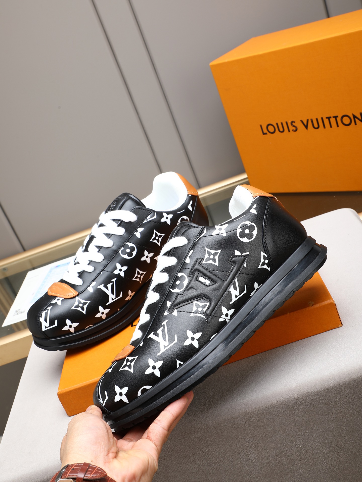 PP360 LV路易威登 L家驴牌Runner Tatic系列 厚底 休闲 运动鞋 跑鞋 原版购入开发 做货 本款 LV Runner Tatic 运动鞋融合网格面料和饰带等科技材质,演绎传统登山鞋的灵感启发.LV 字母抒写于一侧,快速系带系统的套索扣点缀 Monogram 花卉和路易威登标识,轻盈耐磨的橡胶外底完善整体 ▪️面料: 原版进口牛皮+网面 ▪️内里:原版定制透气网里 ▪️鞋底:原版开模防滑橡胶组合材质 ▪️ 男款38-44(45 46定做)