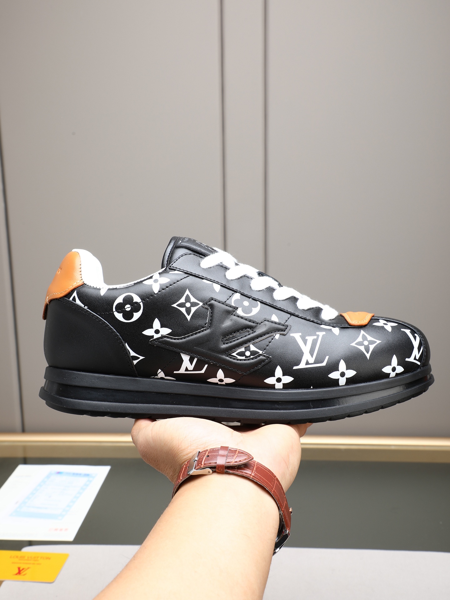 PP360 LV路易威登 L家驴牌Runner Tatic系列 厚底 休闲 运动鞋 跑鞋 原版购入开发 做货 本款 LV Runner Tatic 运动鞋融合网格面料和饰带等科技材质,演绎传统登山鞋的灵感启发.LV 字母抒写于一侧,快速系带系统的套索扣点缀 Monogram 花卉和路易威登标识,轻盈耐磨的橡胶外底完善整体 ▪️面料: 原版进口牛皮+网面 ▪️内里:原版定制透气网里 ▪️鞋底:原版开模防滑橡胶组合材质 ▪️ 男款38-44(45 46定做)