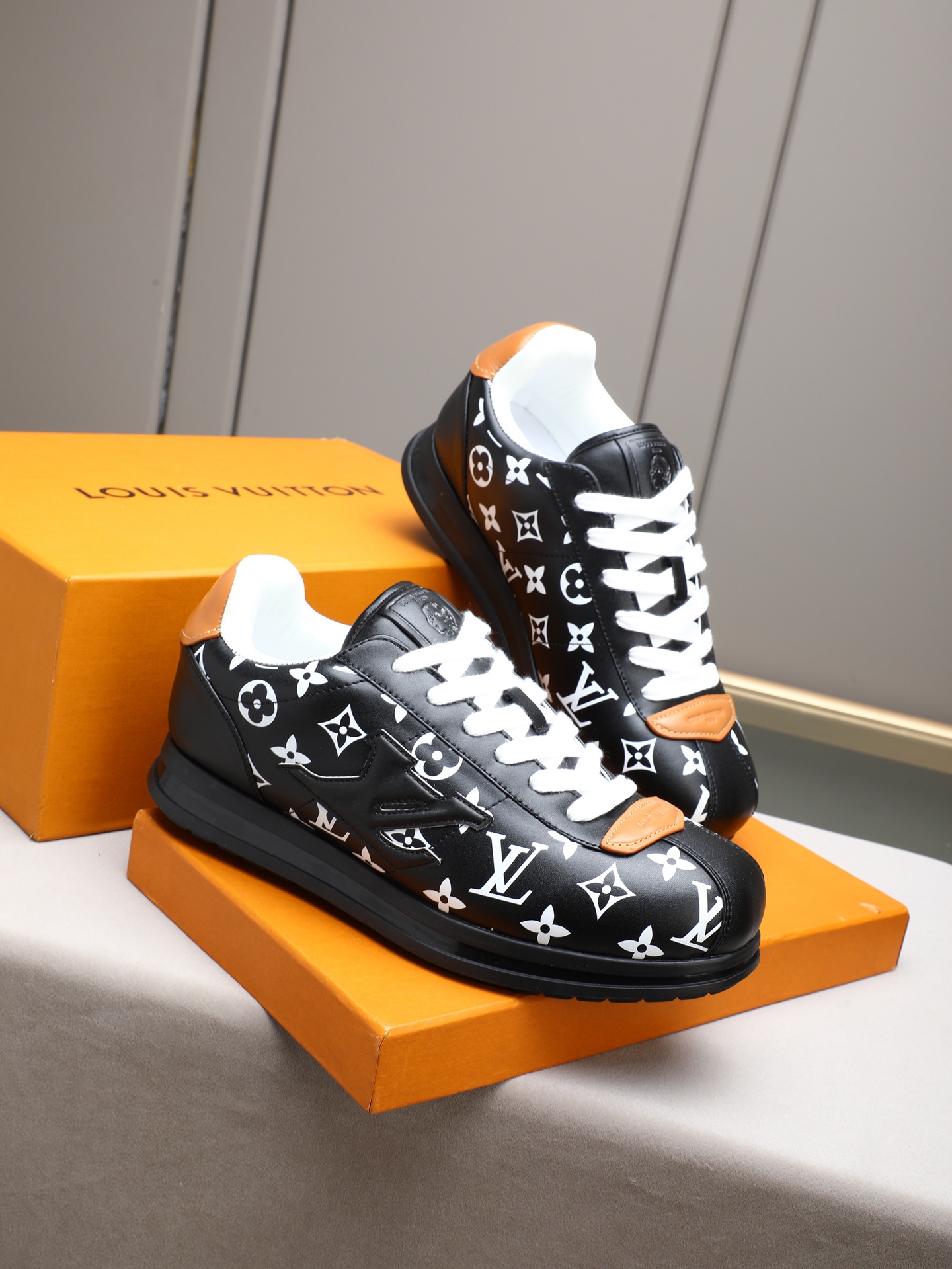 PP360 LV路易威登 L家驴牌Runner Tatic系列 厚底 休闲 运动鞋 跑鞋 原版购入开发 做货 本款 LV Runner Tatic 运动鞋融合网格面料和饰带等科技材质,演绎传统登山鞋的灵感启发.LV 字母抒写于一侧,快速系带系统的套索扣点缀 Monogram 花卉和路易威登标识,轻盈耐磨的橡胶外底完善整体 ▪️面料: 原版进口牛皮+网面 ▪️内里:原版定制透气网里 ▪️鞋底:原版开模防滑橡胶组合材质 ▪️ 男款38-44(45 46定做)