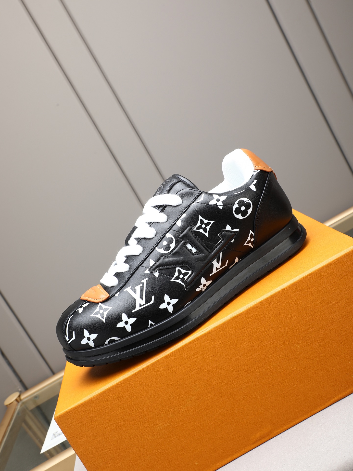 PP360 LV路易威登 L家驴牌Runner Tatic系列 厚底 休闲 运动鞋 跑鞋 原版购入开发 做货 本款 LV Runner Tatic 运动鞋融合网格面料和饰带等科技材质,演绎传统登山鞋的灵感启发.LV 字母抒写于一侧,快速系带系统的套索扣点缀 Monogram 花卉和路易威登标识,轻盈耐磨的橡胶外底完善整体 ▪️面料: 原版进口牛皮+网面 ▪️内里:原版定制透气网里 ▪️鞋底:原版开模防滑橡胶组合材质 ▪️ 男款38-44(45 46定做)