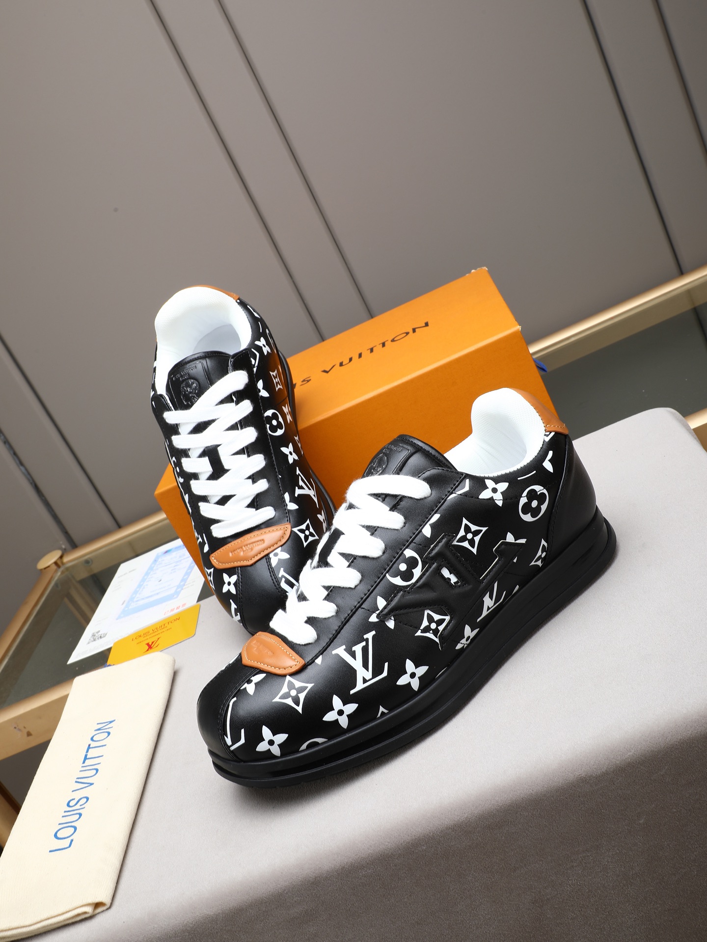 PP360 LV路易威登 L家驴牌Runner Tatic系列 厚底 休闲 运动鞋 跑鞋 原版购入开发 做货 本款 LV Runner Tatic 运动鞋融合网格面料和饰带等科技材质,演绎传统登山鞋的灵感启发.LV 字母抒写于一侧,快速系带系统的套索扣点缀 Monogram 花卉和路易威登标识,轻盈耐磨的橡胶外底完善整体 ▪️面料: 原版进口牛皮+网面 ▪️内里:原版定制透气网里 ▪️鞋底:原版开模防滑橡胶组合材质 ▪️ 男款38-44(45 46定做)