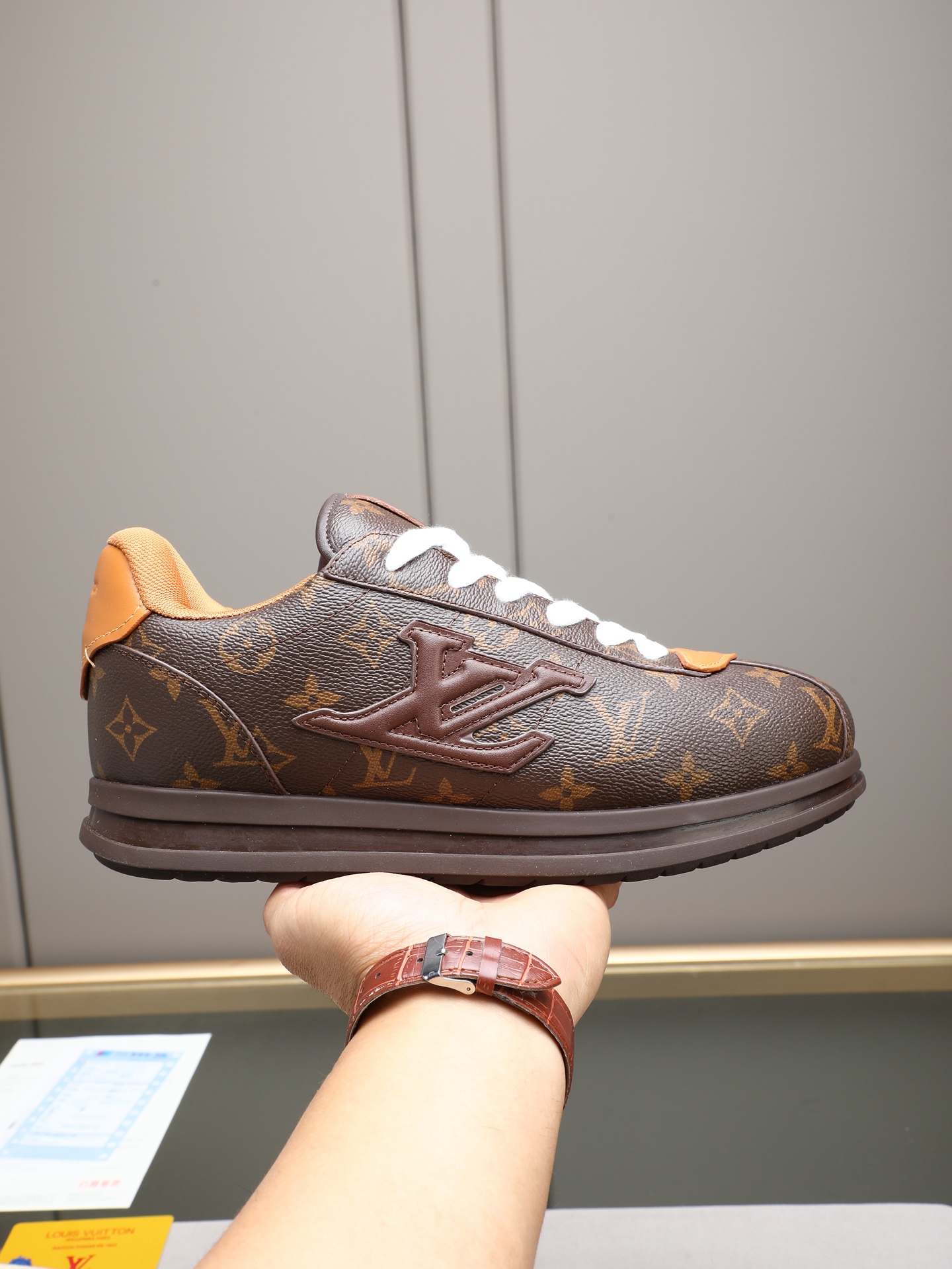 PP360 LV路易威登 L家驴牌Runner Tatic系列 厚底 休闲 运动鞋 跑鞋 原版购入开发 做货 本款 LV Runner Tatic 运动鞋融合网格面料和饰带等科技材质,演绎传统登山鞋的灵感启发.LV 字母抒写于一侧,快速系带系统的套索扣点缀 Monogram 花卉和路易威登标识,轻盈耐磨的橡胶外底完善整体 ▪️面料: 原版进口牛皮+网面 ▪️内里:原版定制透气网里 ▪️鞋底:原版开模防滑橡胶组合材质 ▪️ 男款38-44(45 46定做)