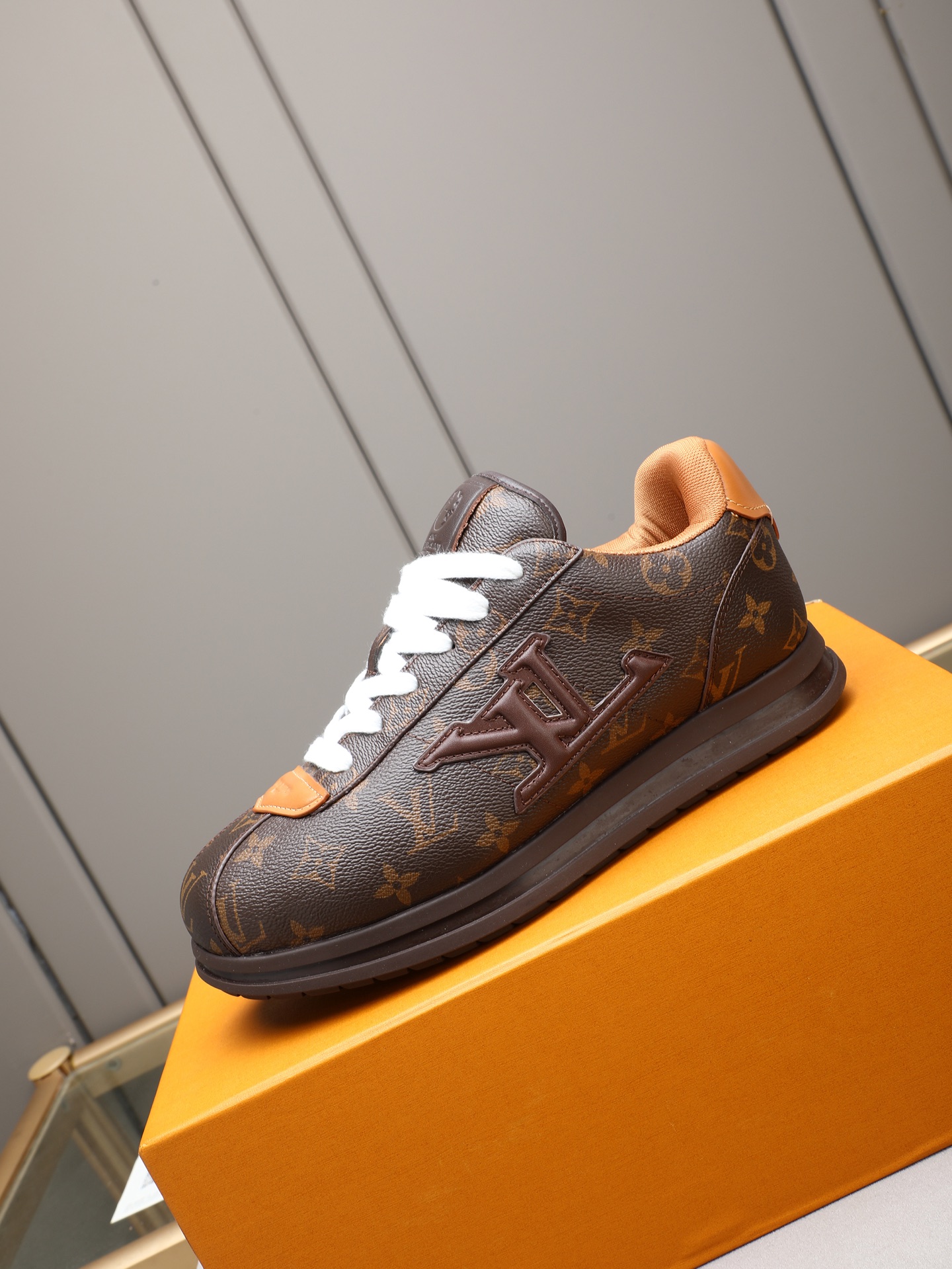 PP360 LV路易威登 L家驴牌Runner Tatic系列 厚底 休闲 运动鞋 跑鞋 原版购入开发 做货 本款 LV Runner Tatic 运动鞋融合网格面料和饰带等科技材质,演绎传统登山鞋的灵感启发.LV 字母抒写于一侧,快速系带系统的套索扣点缀 Monogram 花卉和路易威登标识,轻盈耐磨的橡胶外底完善整体 ▪️面料: 原版进口牛皮+网面 ▪️内里:原版定制透气网里 ▪️鞋底:原版开模防滑橡胶组合材质 ▪️ 男款38-44(45 46定做)