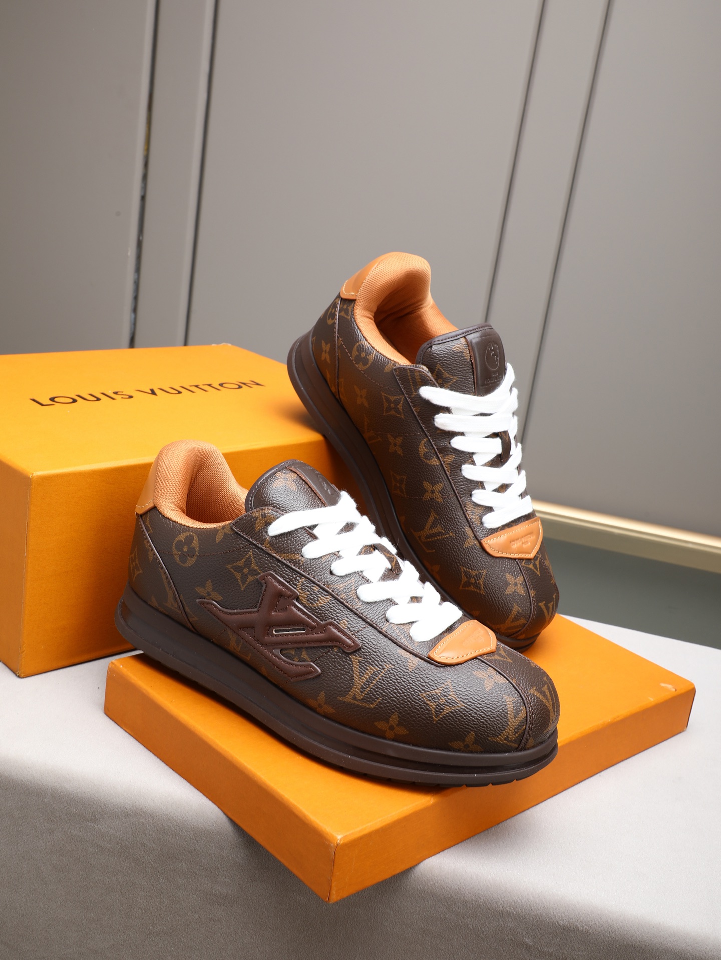 PP360 LV路易威登 L家驴牌Runner Tatic系列 厚底 休闲 运动鞋 跑鞋 原版购入开发 做货 本款 LV Runner Tatic 运动鞋融合网格面料和饰带等科技材质,演绎传统登山鞋的灵感启发.LV 字母抒写于一侧,快速系带系统的套索扣点缀 Monogram 花卉和路易威登标识,轻盈耐磨的橡胶外底完善整体 ▪️面料: 原版进口牛皮+网面 ▪️内里:原版定制透气网里 ▪️鞋底:原版开模防滑橡胶组合材质 ▪️ 男款38-44(45 46定做)