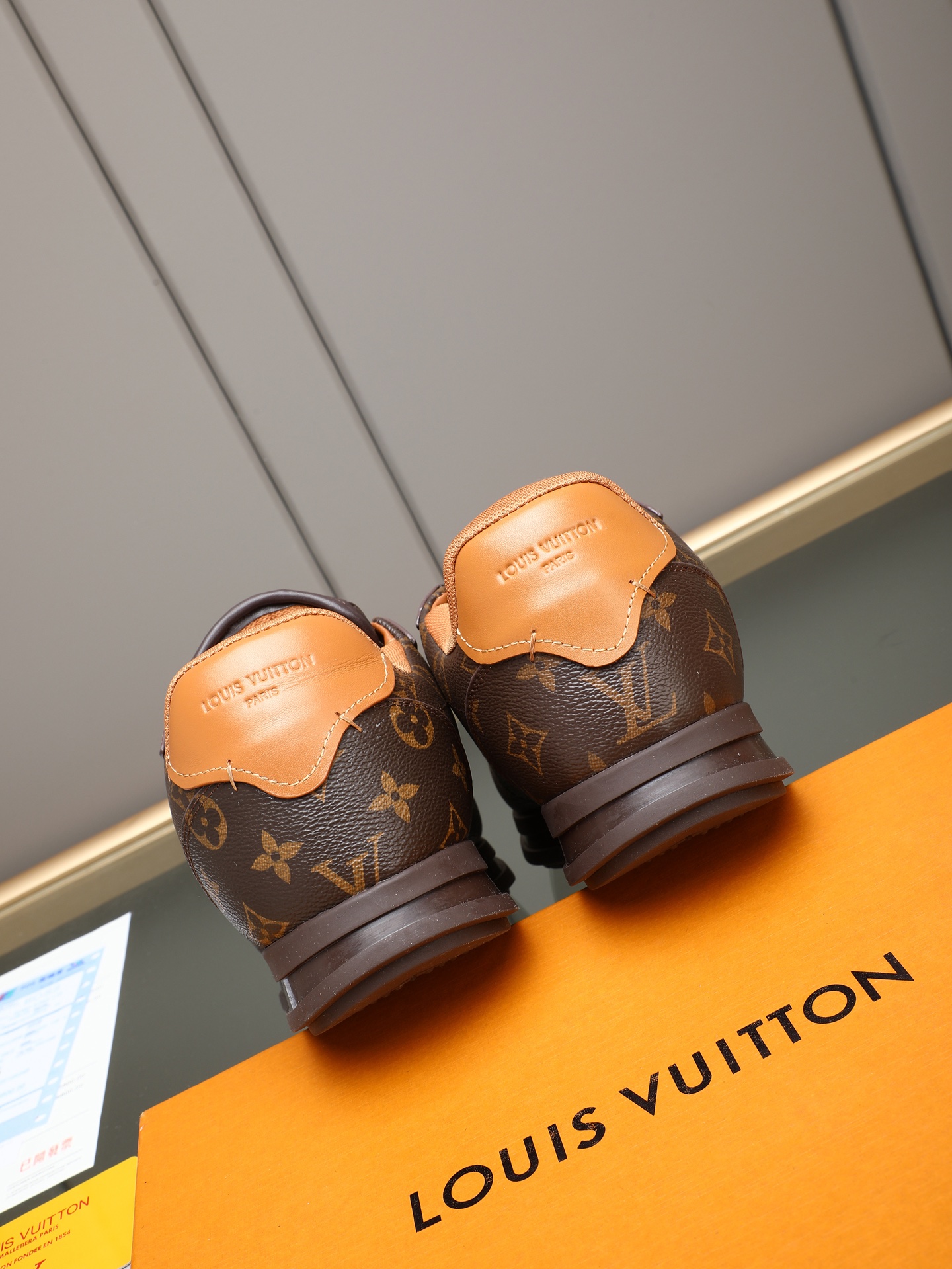 PP360 LV路易威登 L家驴牌Runner Tatic系列 厚底 休闲 运动鞋 跑鞋 原版购入开发 做货 本款 LV Runner Tatic 运动鞋融合网格面料和饰带等科技材质,演绎传统登山鞋的灵感启发.LV 字母抒写于一侧,快速系带系统的套索扣点缀 Monogram 花卉和路易威登标识,轻盈耐磨的橡胶外底完善整体 ▪️面料: 原版进口牛皮+网面 ▪️内里:原版定制透气网里 ▪️鞋底:原版开模防滑橡胶组合材质 ▪️ 男款38-44(45 46定做)