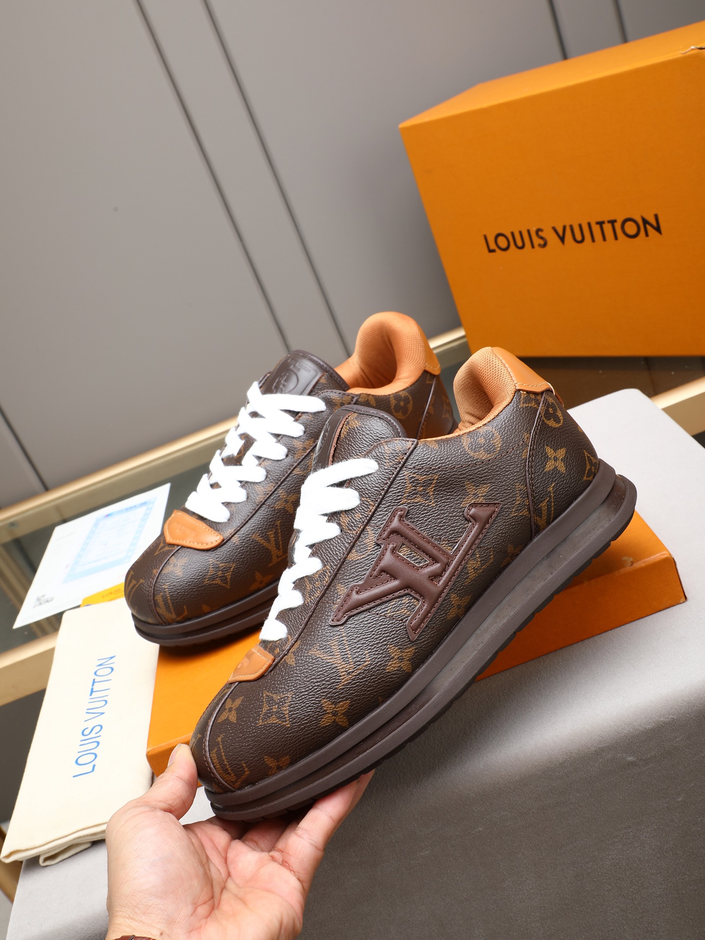 PP360 LV路易威登 L家驴牌Runner Tatic系列 厚底 休闲 运动鞋 跑鞋 原版购入开发 做货 本款 LV Runner Tatic 运动鞋融合网格面料和饰带等科技材质,演绎传统登山鞋的灵感启发.LV 字母抒写于一侧,快速系带系统的套索扣点缀 Monogram 花卉和路易威登标识,轻盈耐磨的橡胶外底完善整体 ▪️面料: 原版进口牛皮+网面 ▪️内里:原版定制透气网里 ▪️鞋底:原版开模防滑橡胶组合材质 ▪️ 男款38-44(45 46定做)