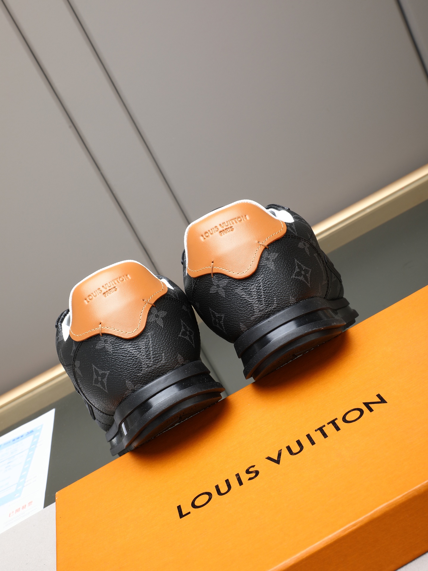 PP360 LV路易威登 L家驴牌Runner Tatic系列 厚底 休闲 运动鞋 跑鞋 原版购入开发 做货 本款 LV Runner Tatic 运动鞋融合网格面料和饰带等科技材质,演绎传统登山鞋的灵感启发.LV 字母抒写于一侧,快速系带系统的套索扣点缀 Monogram 花卉和路易威登标识,轻盈耐磨的橡胶外底完善整体 ▪️面料: 原版进口牛皮+网面 ▪️内里:原版定制透气网里 ▪️鞋底:原版开模防滑橡胶组合材质 ▪️ 男款38-44(45 46定做)