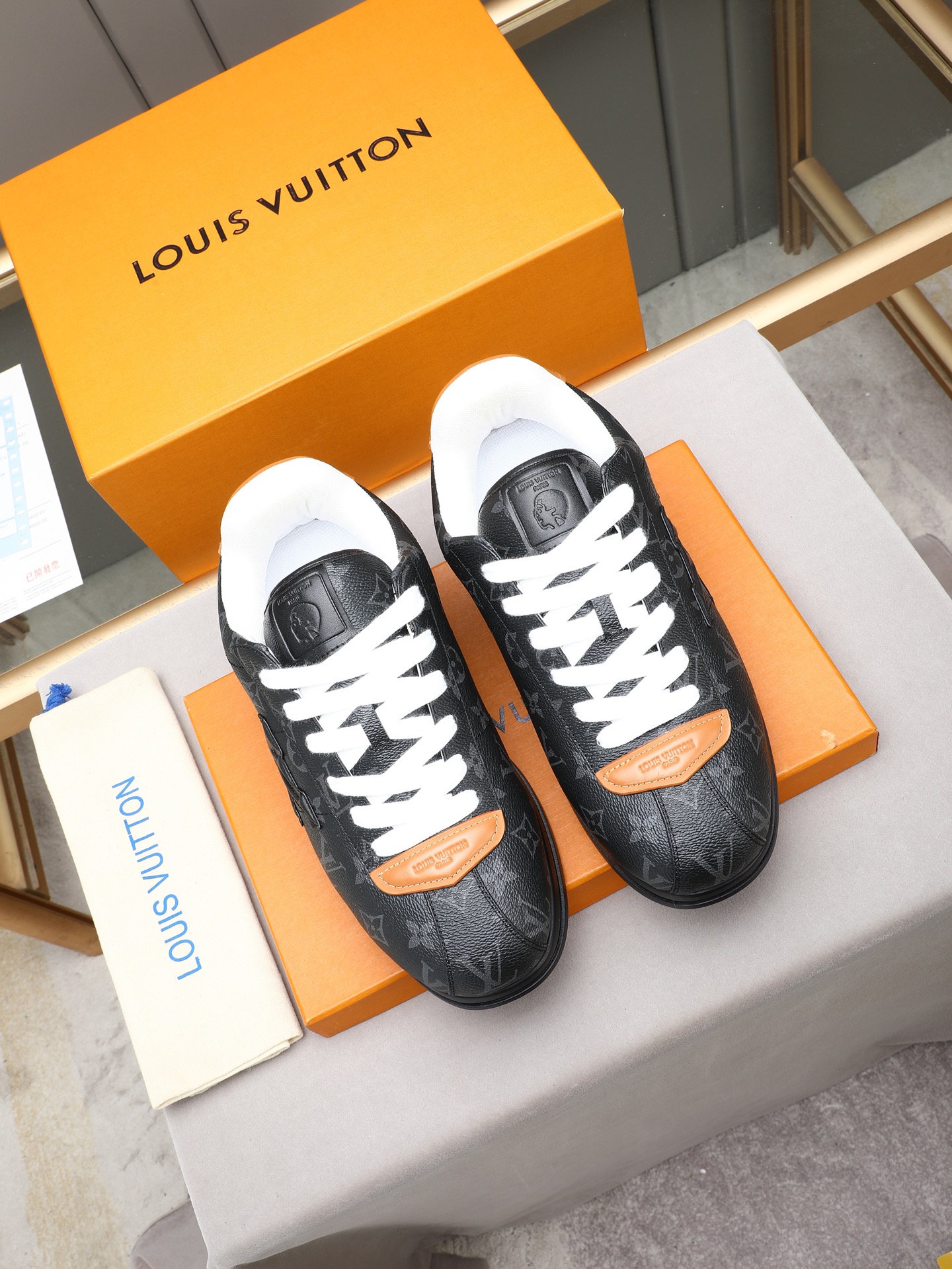 PP360 LV路易威登 L家驴牌Runner Tatic系列 厚底 休闲 运动鞋 跑鞋 原版购入开发 做货 本款 LV Runner Tatic 运动鞋融合网格面料和饰带等科技材质,演绎传统登山鞋的灵感启发.LV 字母抒写于一侧,快速系带系统的套索扣点缀 Monogram 花卉和路易威登标识,轻盈耐磨的橡胶外底完善整体 ▪️面料: 原版进口牛皮+网面 ▪️内里:原版定制透气网里 ▪️鞋底:原版开模防滑橡胶组合材质 ▪️ 男款38-44(45 46定做)