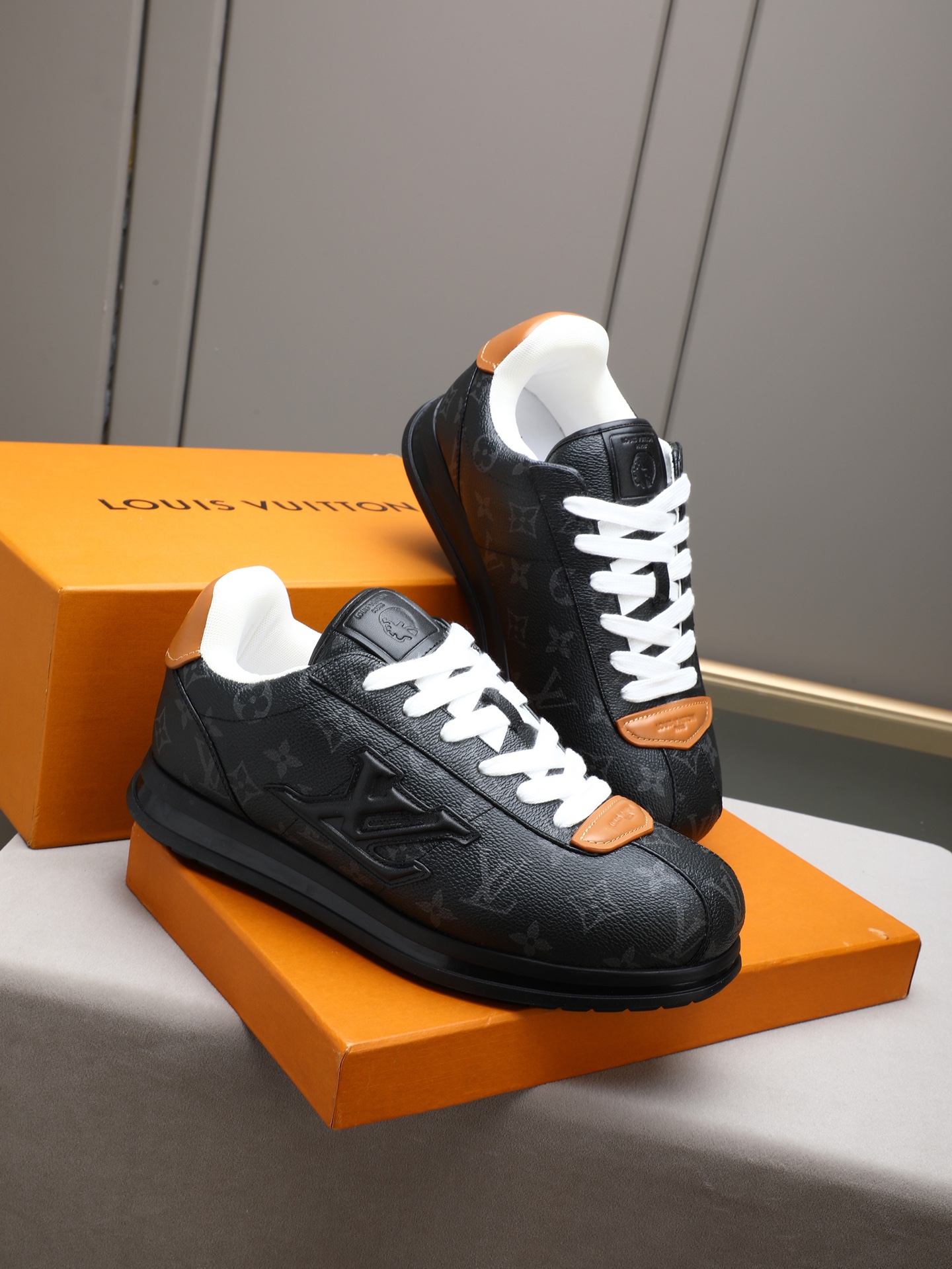 PP360 LV路易威登 L家驴牌Runner Tatic系列 厚底 休闲 运动鞋 跑鞋 原版购入开发 做货 本款 LV Runner Tatic 运动鞋融合网格面料和饰带等科技材质,演绎传统登山鞋的灵感启发.LV 字母抒写于一侧,快速系带系统的套索扣点缀 Monogram 花卉和路易威登标识,轻盈耐磨的橡胶外底完善整体 ▪️面料: 原版进口牛皮+网面 ▪️内里:原版定制透气网里 ▪️鞋底:原版开模防滑橡胶组合材质 ▪️ 男款38-44(45 46定做)