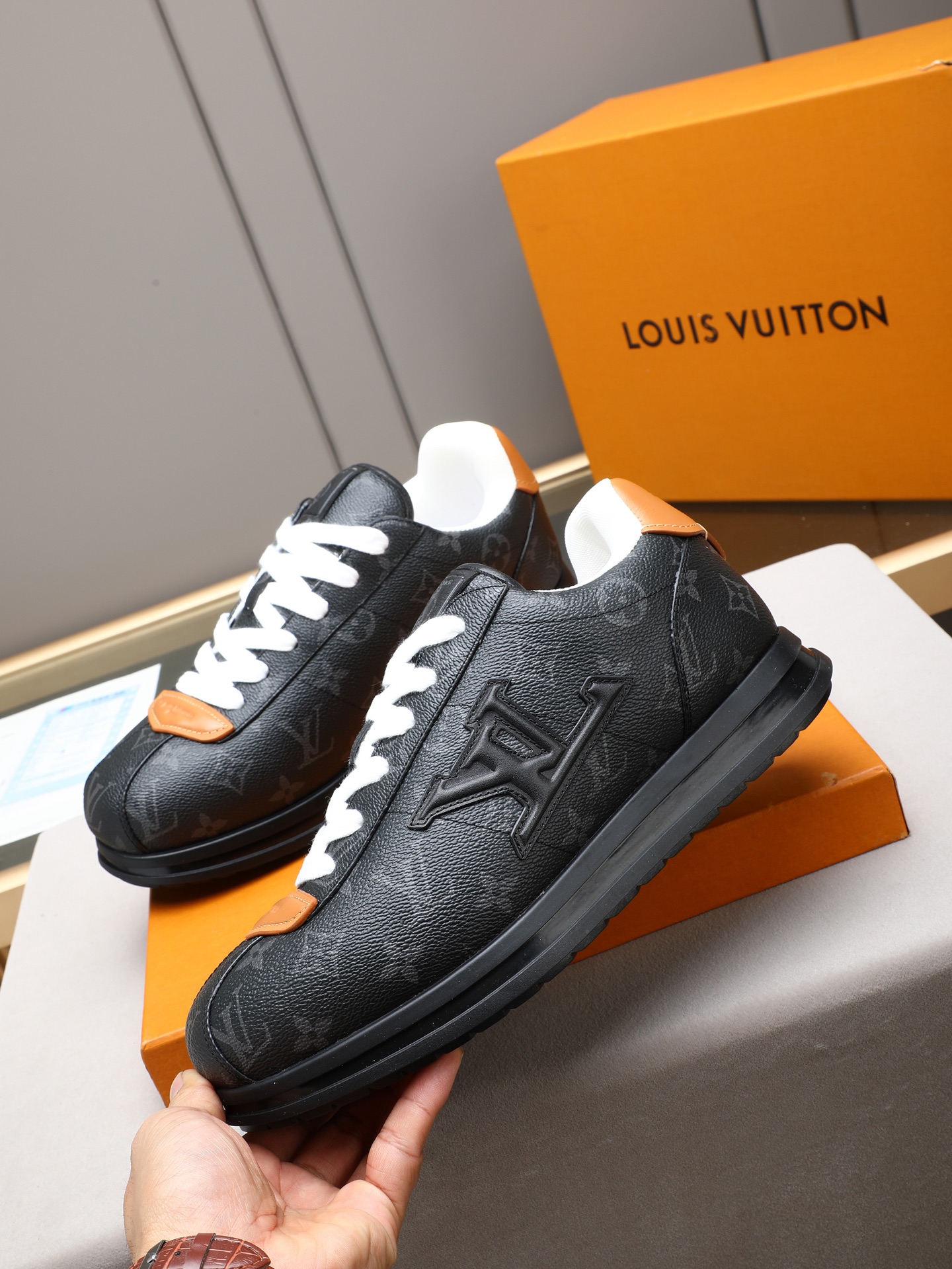 PP360 LV路易威登 L家驴牌Runner Tatic系列 厚底 休闲 运动鞋 跑鞋 原版购入开发 做货 本款 LV Runner Tatic 运动鞋融合网格面料和饰带等科技材质,演绎传统登山鞋的灵感启发.LV 字母抒写于一侧,快速系带系统的套索扣点缀 Monogram 花卉和路易威登标识,轻盈耐磨的橡胶外底完善整体 ▪️面料: 原版进口牛皮+网面 ▪️内里:原版定制透气网里 ▪️鞋底:原版开模防滑橡胶组合材质 ▪️ 男款38-44(45 46定做)