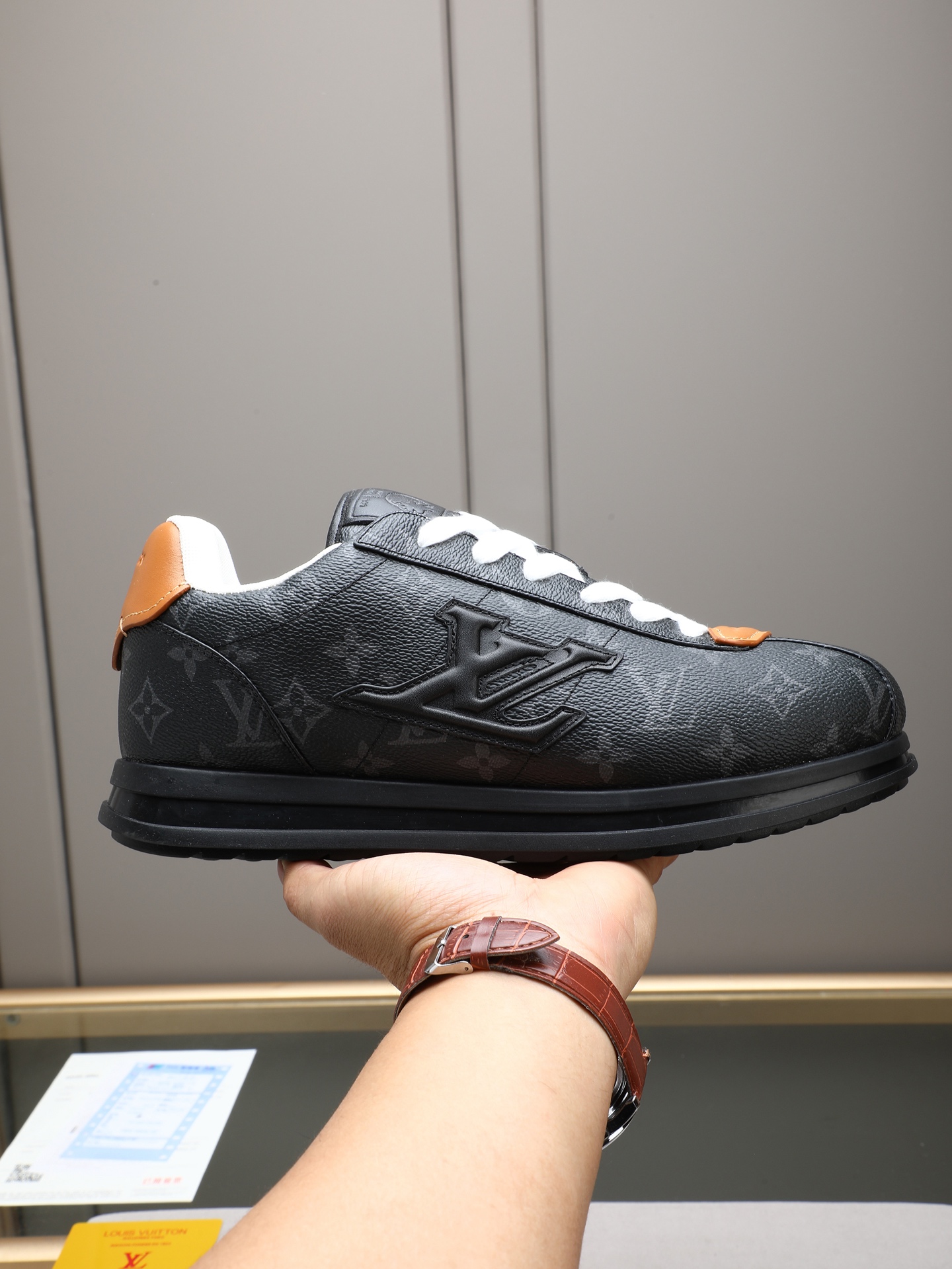 PP360 LV路易威登 L家驴牌Runner Tatic系列 厚底 休闲 运动鞋 跑鞋 原版购入开发 做货 本款 LV Runner Tatic 运动鞋融合网格面料和饰带等科技材质,演绎传统登山鞋的灵感启发.LV 字母抒写于一侧,快速系带系统的套索扣点缀 Monogram 花卉和路易威登标识,轻盈耐磨的橡胶外底完善整体 ▪️面料: 原版进口牛皮+网面 ▪️内里:原版定制透气网里 ▪️鞋底:原版开模防滑橡胶组合材质 ▪️ 男款38-44(45 46定做)