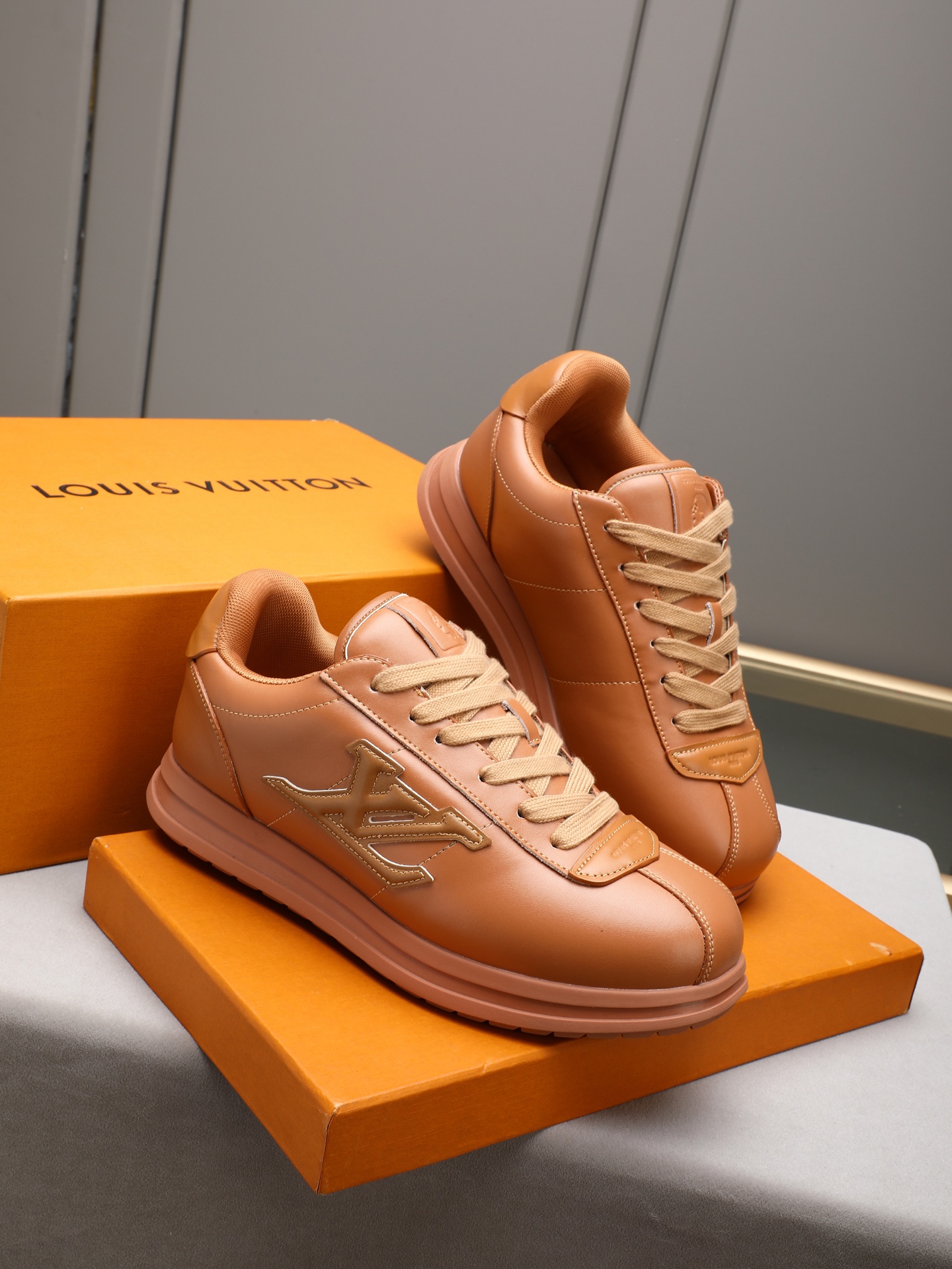 PP360 LV路易威登 L家驴牌Runner Tatic系列 厚底 休闲 运动鞋 跑鞋 原版购入开发 做货 本款 LV Runner Tatic 运动鞋融合网格面料和饰带等科技材质,演绎传统登山鞋的灵感启发.LV 字母抒写于一侧,快速系带系统的套索扣点缀 Monogram 花卉和路易威登标识,轻盈耐磨的橡胶外底完善整体 ▪️面料: 原版进口牛皮+网面 ▪️内里:原版定制透气网里 ▪️鞋底:原版开模防滑橡胶组合材质 ▪️ 男款38-44(45 46定做)