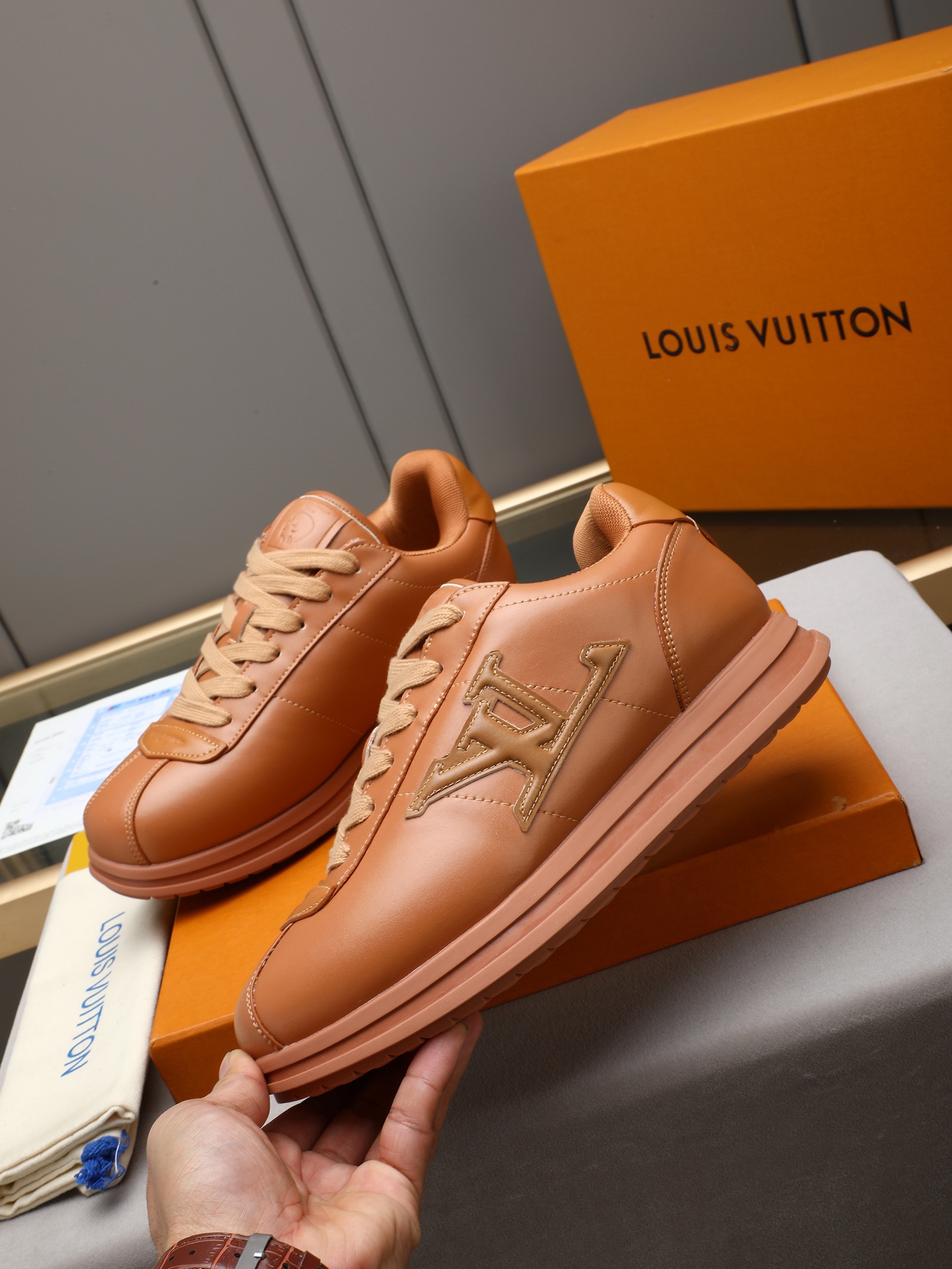 PP360 LV路易威登 L家驴牌Runner Tatic系列 厚底 休闲 运动鞋 跑鞋 原版购入开发 做货 本款 LV Runner Tatic 运动鞋融合网格面料和饰带等科技材质,演绎传统登山鞋的灵感启发.LV 字母抒写于一侧,快速系带系统的套索扣点缀 Monogram 花卉和路易威登标识,轻盈耐磨的橡胶外底完善整体 ▪️面料: 原版进口牛皮+网面 ▪️内里:原版定制透气网里 ▪️鞋底:原版开模防滑橡胶组合材质 ▪️ 男款38-44(45 46定做)