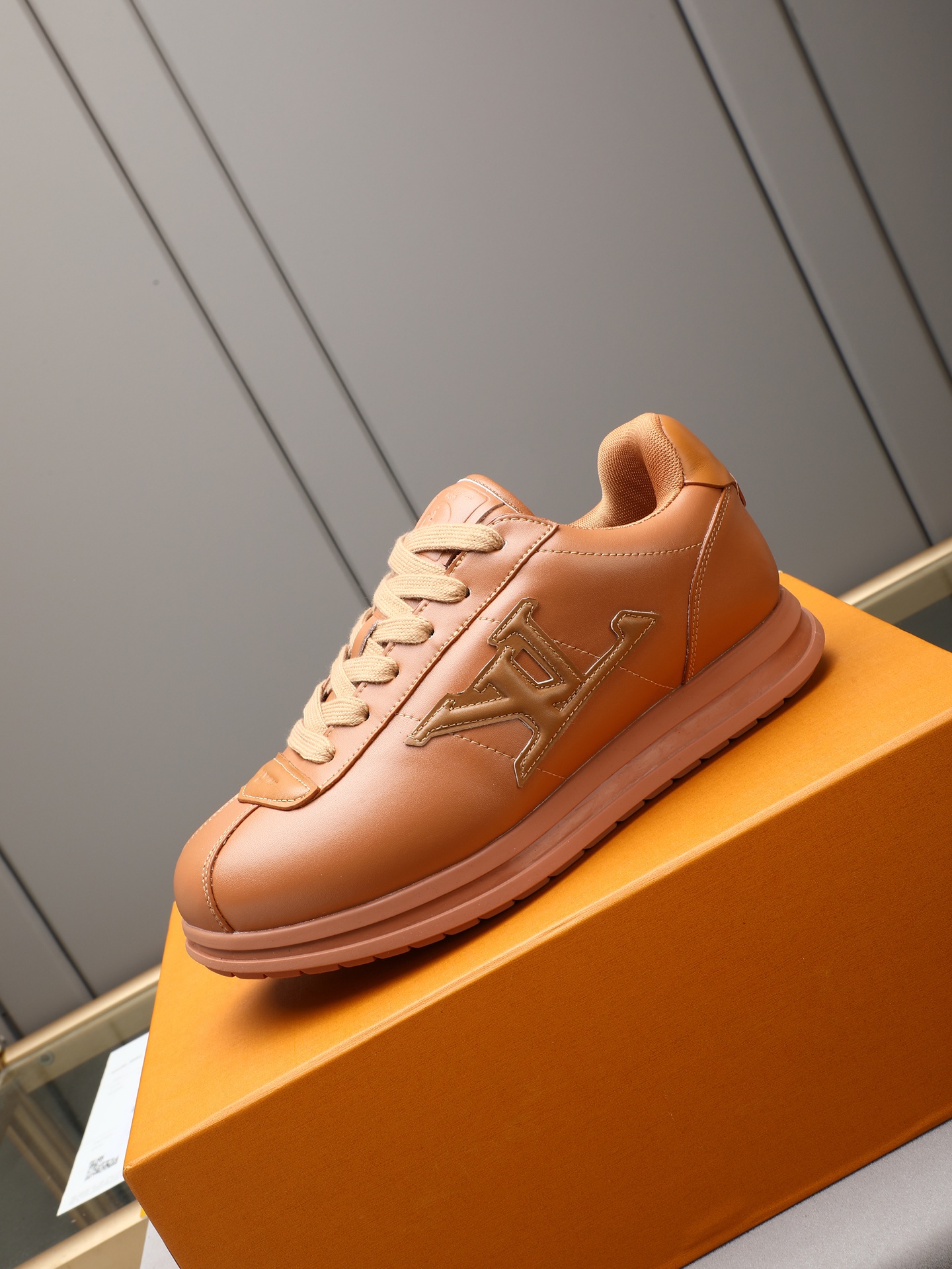 PP360 LV路易威登 L家驴牌Runner Tatic系列 厚底 休闲 运动鞋 跑鞋 原版购入开发 做货 本款 LV Runner Tatic 运动鞋融合网格面料和饰带等科技材质,演绎传统登山鞋的灵感启发.LV 字母抒写于一侧,快速系带系统的套索扣点缀 Monogram 花卉和路易威登标识,轻盈耐磨的橡胶外底完善整体 ▪️面料: 原版进口牛皮+网面 ▪️内里:原版定制透气网里 ▪️鞋底:原版开模防滑橡胶组合材质 ▪️ 男款38-44(45 46定做)