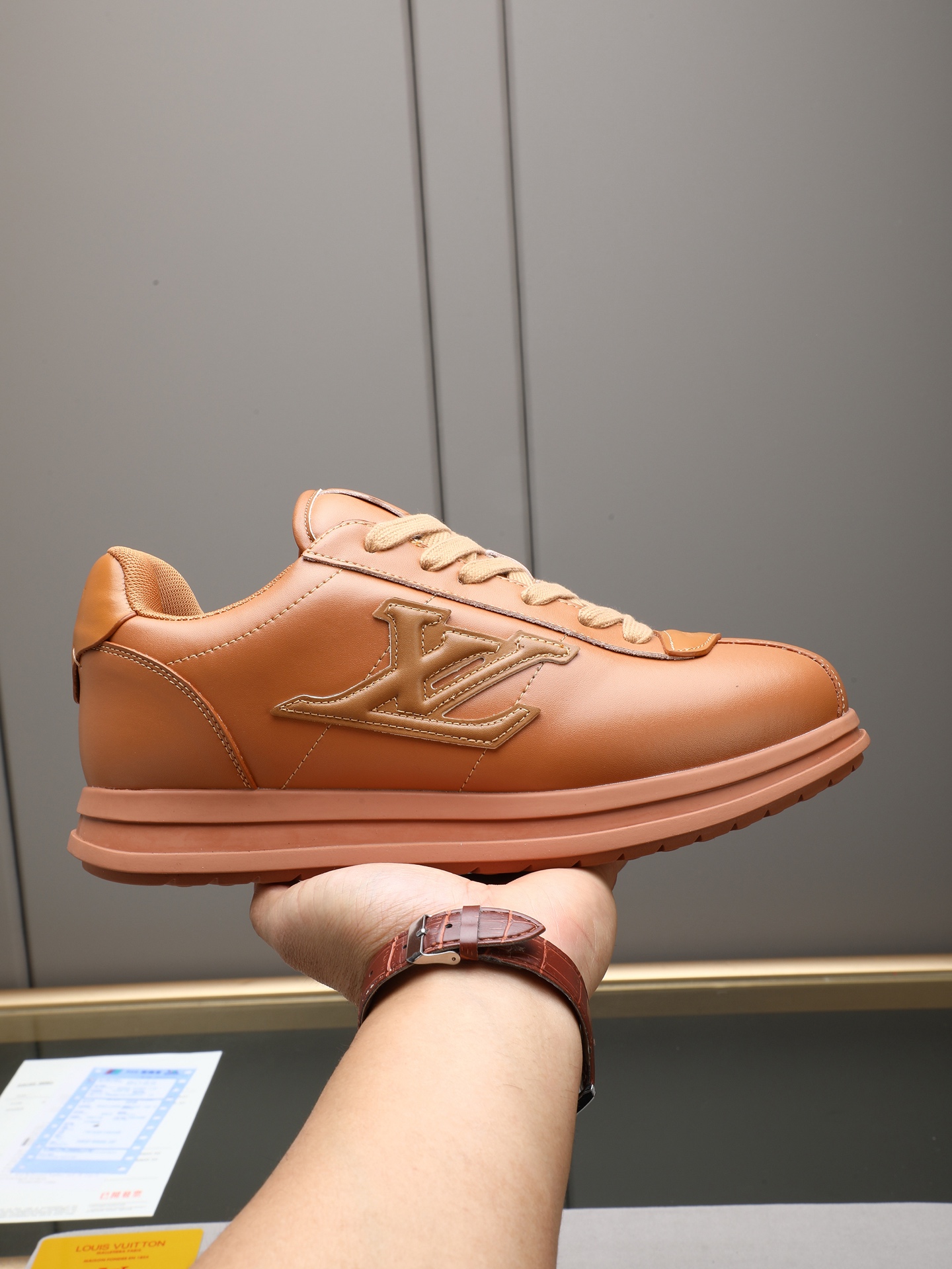 PP360 LV路易威登 L家驴牌Runner Tatic系列 厚底 休闲 运动鞋 跑鞋 原版购入开发 做货 本款 LV Runner Tatic 运动鞋融合网格面料和饰带等科技材质,演绎传统登山鞋的灵感启发.LV 字母抒写于一侧,快速系带系统的套索扣点缀 Monogram 花卉和路易威登标识,轻盈耐磨的橡胶外底完善整体 ▪️面料: 原版进口牛皮+网面 ▪️内里:原版定制透气网里 ▪️鞋底:原版开模防滑橡胶组合材质 ▪️ 男款38-44(45 46定做)