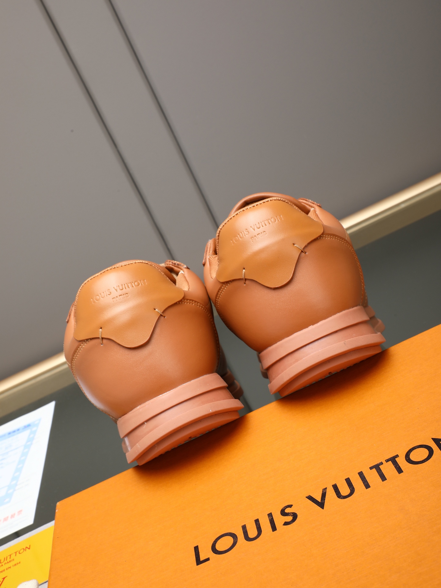 PP360 LV路易威登 L家驴牌Runner Tatic系列 厚底 休闲 运动鞋 跑鞋 原版购入开发 做货 本款 LV Runner Tatic 运动鞋融合网格面料和饰带等科技材质,演绎传统登山鞋的灵感启发.LV 字母抒写于一侧,快速系带系统的套索扣点缀 Monogram 花卉和路易威登标识,轻盈耐磨的橡胶外底完善整体 ▪️面料: 原版进口牛皮+网面 ▪️内里:原版定制透气网里 ▪️鞋底:原版开模防滑橡胶组合材质 ▪️ 男款38-44(45 46定做)