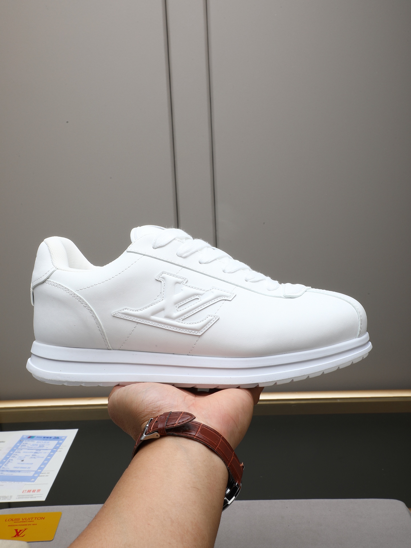 PP360 LV路易威登 L家驴牌Runner Tatic系列 厚底 休闲 运动鞋 跑鞋 原版购入开发 做货 本款 LV Runner Tatic 运动鞋融合网格面料和饰带等科技材质,演绎传统登山鞋的灵感启发.LV 字母抒写于一侧,快速系带系统的套索扣点缀 Monogram 花卉和路易威登标识,轻盈耐磨的橡胶外底完善整体 ▪️面料: 原版进口牛皮+网面 ▪️内里:原版定制透气网里 ▪️鞋底:原版开模防滑橡胶组合材质 ▪️ 男款38-44(45 46定做)