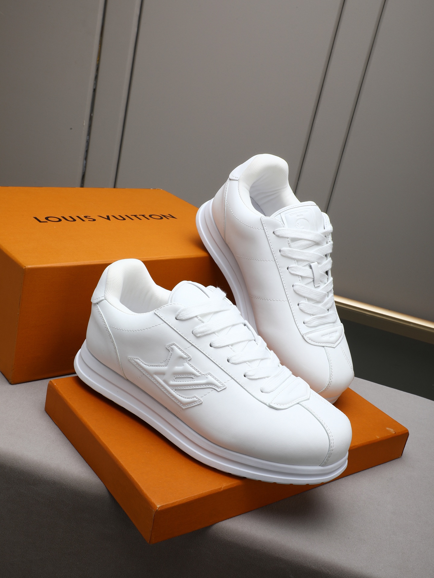 PP360 LV路易威登 L家驴牌Runner Tatic系列 厚底 休闲 运动鞋 跑鞋 原版购入开发 做货 本款 LV Runner Tatic 运动鞋融合网格面料和饰带等科技材质,演绎传统登山鞋的灵感启发.LV 字母抒写于一侧,快速系带系统的套索扣点缀 Monogram 花卉和路易威登标识,轻盈耐磨的橡胶外底完善整体 ▪️面料: 原版进口牛皮+网面 ▪️内里:原版定制透气网里 ▪️鞋底:原版开模防滑橡胶组合材质 ▪️ 男款38-44(45 46定做)