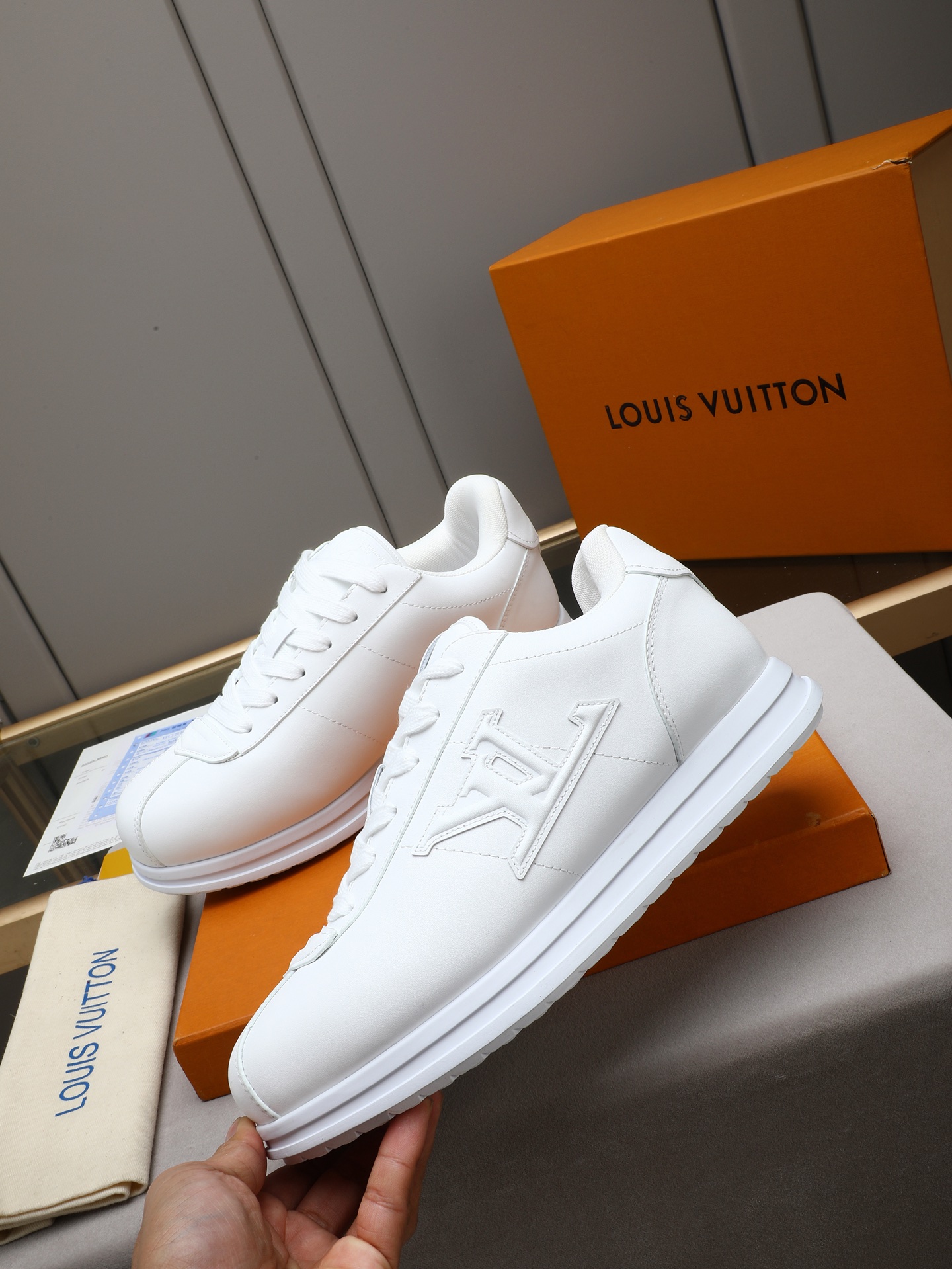 PP360 LV路易威登 L家驴牌Runner Tatic系列 厚底 休闲 运动鞋 跑鞋 原版购入开发 做货 本款 LV Runner Tatic 运动鞋融合网格面料和饰带等科技材质,演绎传统登山鞋的灵感启发.LV 字母抒写于一侧,快速系带系统的套索扣点缀 Monogram 花卉和路易威登标识,轻盈耐磨的橡胶外底完善整体 ▪️面料: 原版进口牛皮+网面 ▪️内里:原版定制透气网里 ▪️鞋底:原版开模防滑橡胶组合材质 ▪️ 男款38-44(45 46定做)