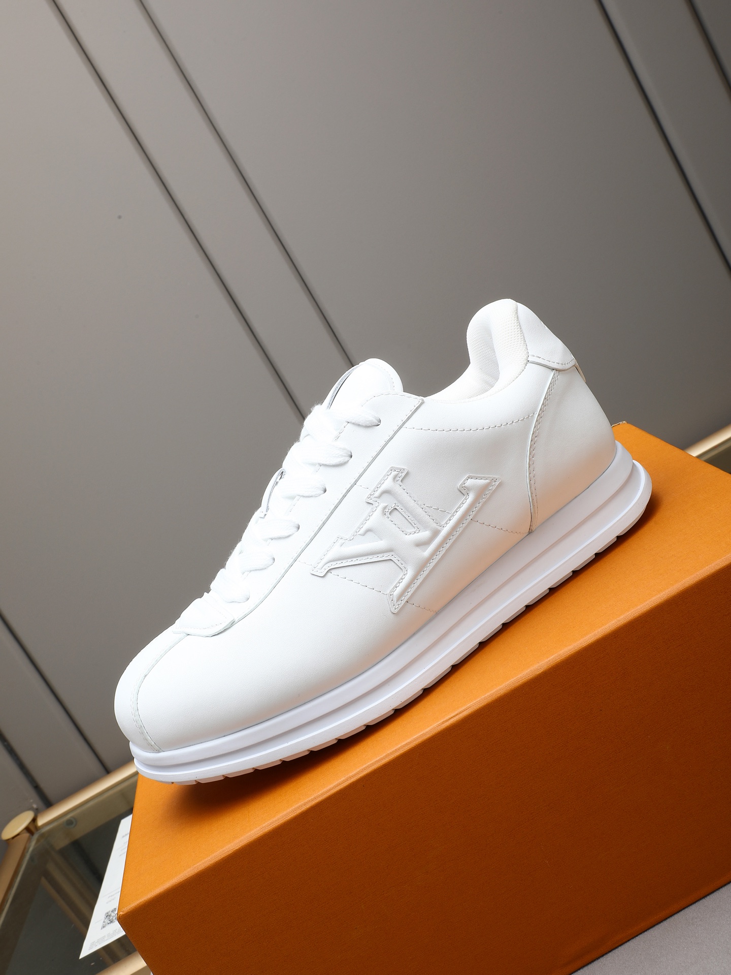 PP360 LV路易威登 L家驴牌Runner Tatic系列 厚底 休闲 运动鞋 跑鞋 原版购入开发 做货 本款 LV Runner Tatic 运动鞋融合网格面料和饰带等科技材质,演绎传统登山鞋的灵感启发.LV 字母抒写于一侧,快速系带系统的套索扣点缀 Monogram 花卉和路易威登标识,轻盈耐磨的橡胶外底完善整体 ▪️面料: 原版进口牛皮+网面 ▪️内里:原版定制透气网里 ▪️鞋底:原版开模防滑橡胶组合材质 ▪️ 男款38-44(45 46定做)