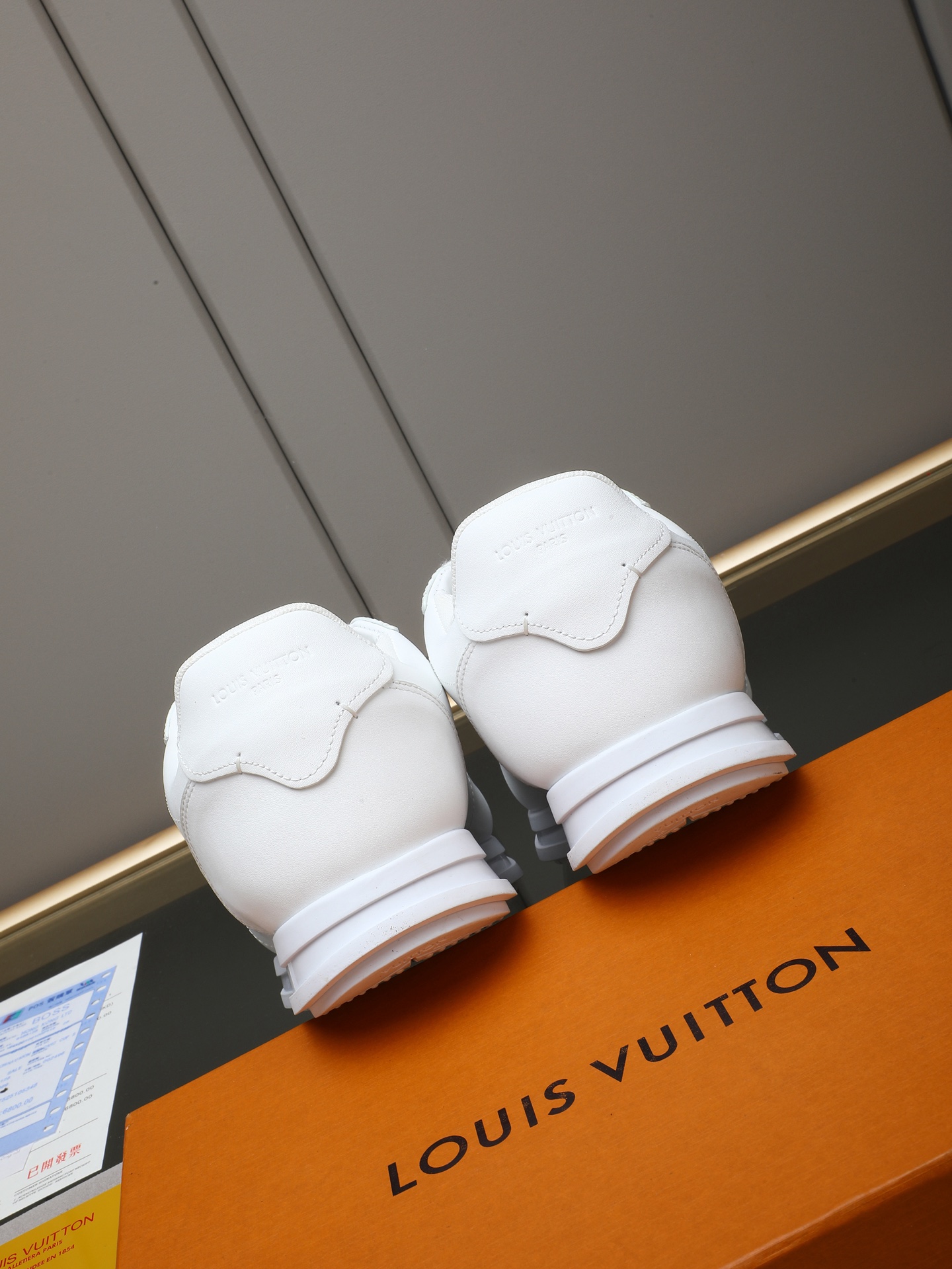 PP360 LV路易威登 L家驴牌Runner Tatic系列 厚底 休闲 运动鞋 跑鞋 原版购入开发 做货 本款 LV Runner Tatic 运动鞋融合网格面料和饰带等科技材质,演绎传统登山鞋的灵感启发.LV 字母抒写于一侧,快速系带系统的套索扣点缀 Monogram 花卉和路易威登标识,轻盈耐磨的橡胶外底完善整体 ▪️面料: 原版进口牛皮+网面 ▪️内里:原版定制透气网里 ▪️鞋底:原版开模防滑橡胶组合材质 ▪️ 男款38-44(45 46定做)